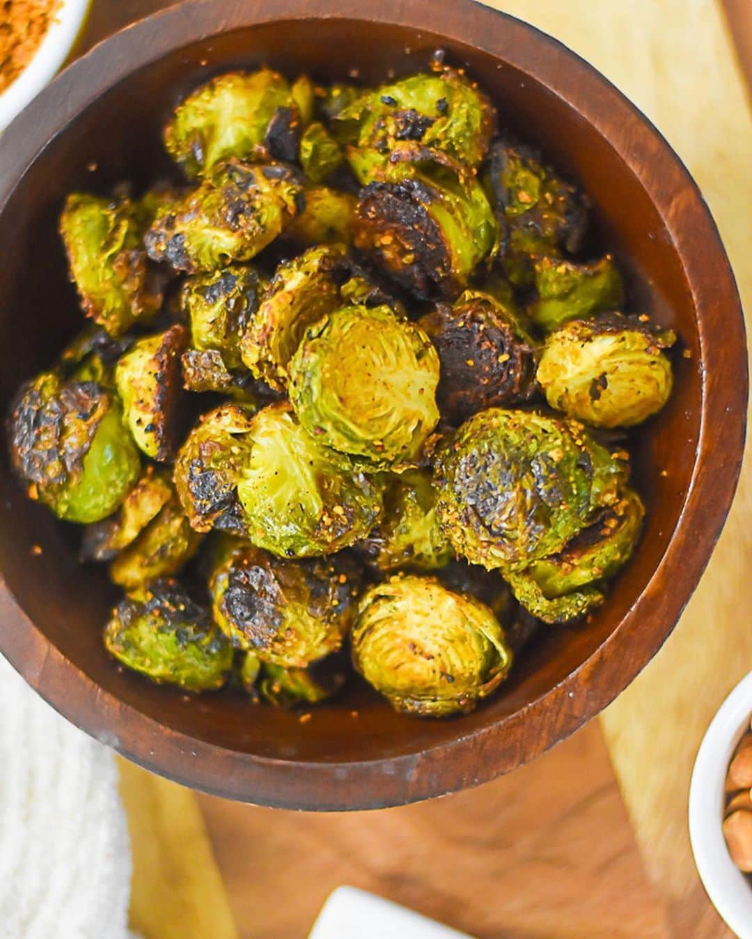 Food52さんのインスタグラム写真 - (Food52Instagram)「We'll take ours extra crispy, please. Loving these Brussels sprouts from @dashofmandi, @shadaewilliams, @cupfulofkale. Plus, for @dashofjazzblog's #BHMVP2021 Crispy Suya-Spiced Brussels recipe (last pic!), head to the link in bio. #f52community」2月20日 11時59分 - food52