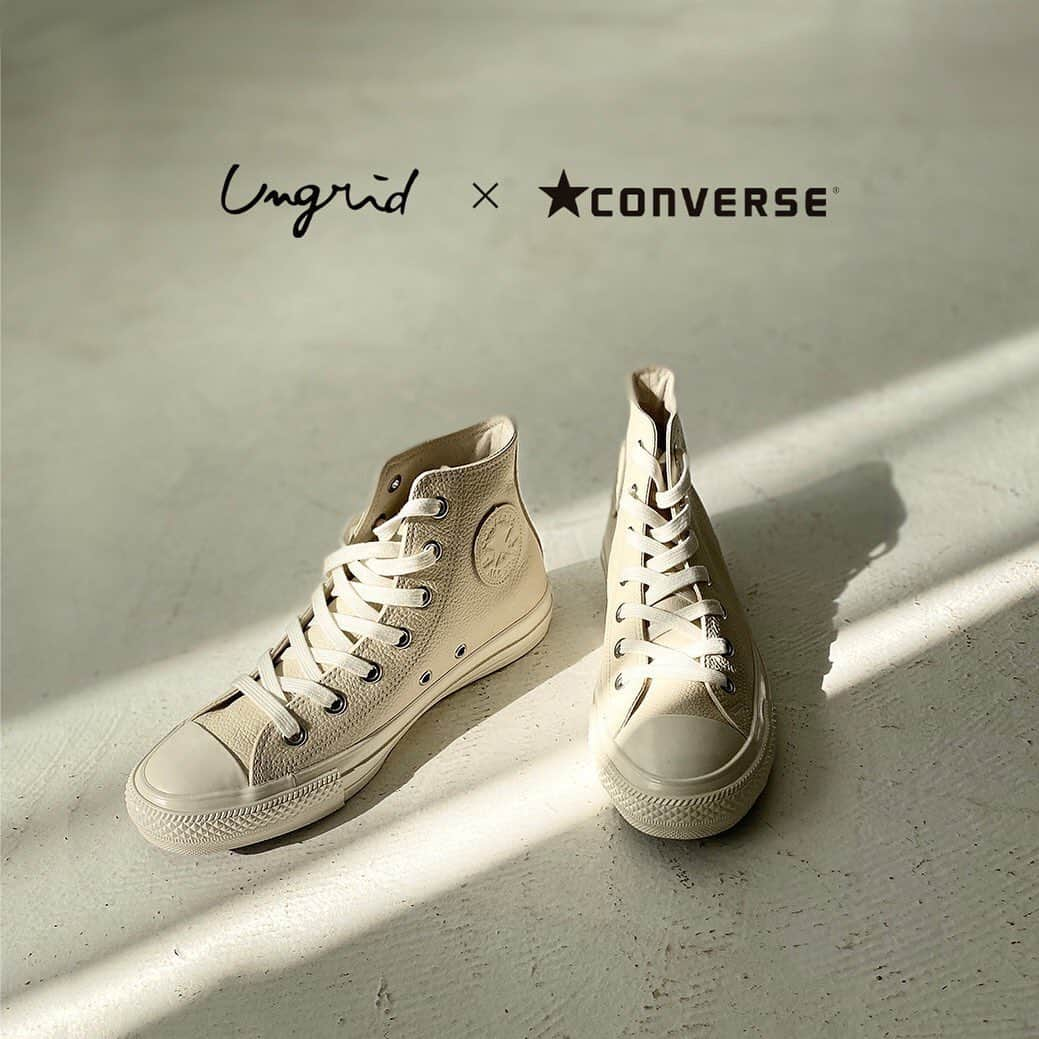 Ungridさんのインスタグラム写真 - (UngridInstagram)「＼Ungrid × Converse／ . 2021年4月、 10周年を記念しUngrid × CONVERSE別注スニーカーを発売します。2016年、2018年と即完売した別注スニーカー。今回別注でオーダーしたモデルはU.S.ORIGINATOR。U.S.ORIGINATORはコンバースの原点ともいえる古き良きアメリカのヴィンテージテイストを追求したコレクションです。オールレザーで品のあるホワイトカラーでオーダー。アンクルパッチもベースのレザーに合わせたデザインに。インソールには１０周年を記念した“Ungrid10th”をプリントし、限定足数の特別な１足に仕上げました。ヒールラベルのロゴはさりげない微配色のカラーリングでオールホワイトのデザインの中にもアクセントを。 . . LEATHER ALL STAR US HI / UG10th color：O.WHT size : 22.5 / 23.5 / 24.5 / 26.5 / 27.5 / 28.0 ￥18,700(tax in) 予約：3月1日(月)18:00- 発売 : 4月 . . #ungrid #ungrid_official  #ungrid_10th」2月20日 12時00分 - ungrid_official