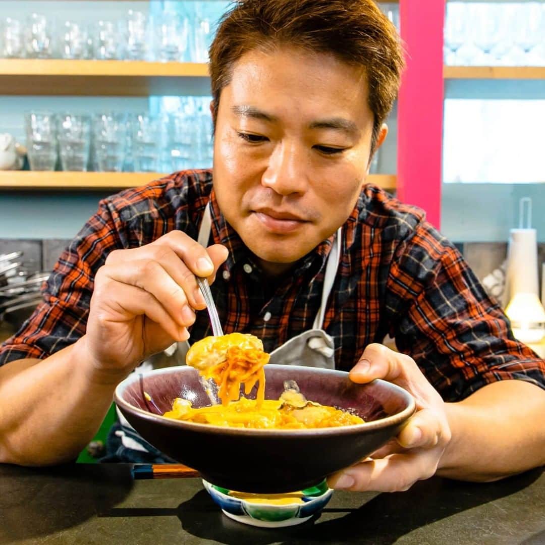 栗原心平さんのインスタグラム写真 - (栗原心平Instagram)「【次回予告】明日の動画は、#キムチ と #生クリームを使った「牡蠣とキムチのクリーム煮」です！  ちょっと「え？」と思うかもしれませんが、生クリームは和食にも中華にも韓国料理にも合うんです！  驚きのコクと深みが広がります！ ぜひ試していただきたい、おすすめのレシピです！  #家で作ろう #栗原心平 #shimpeikurihara #ごちそうさまチャンネル #料理 #レシピ #簡単」2月20日 12時00分 - gochisosamachannel