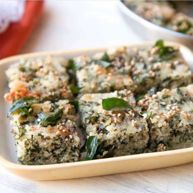 Archana's Kitchenのインスタグラム：「The Amaranth Sooji & Oats Dhokla Recipe is a delicious steamed cake made with a blend of greens, semolina and oats. It makes a very wholesome and nutritious variation from the traditional Sooji Dhokla that is often made.   Serve it along with Green Chutney for a wholesome breakfast.  Search for the recipe “Amaranth Sooji & Oats Dhokla ” in our app. Link to the app in the bio @archanaskitchen  . . . . #recipes #easyrecipes #breakfast #Indianbreakfast #archanaskitchen #healthylifestyle #eating #highprotein #breakfastclub #cheesetoast #cheesechilli #Cheesechillitoast #homemadefood #eatfit #cooking #food #healthyrecipes #foodphotography #recipeoftheday #comfortfood #deliciousfood #delicious #instayum #food」