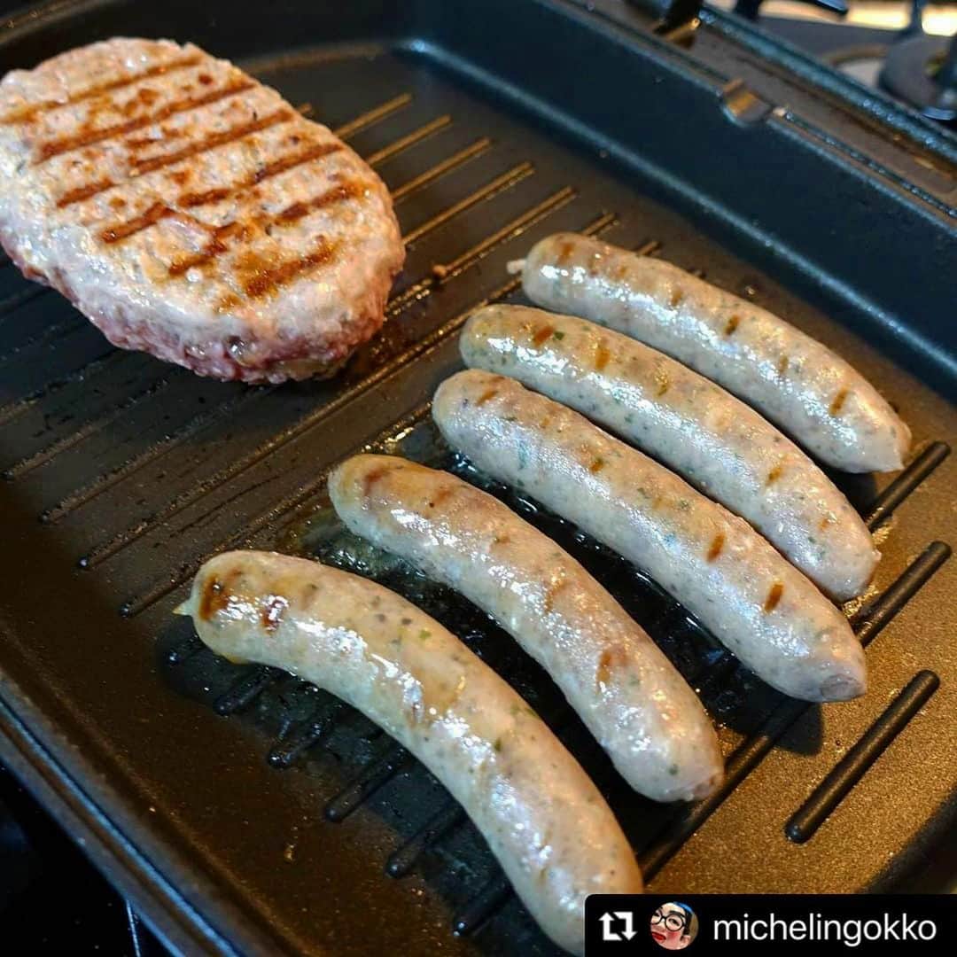 KEMONOのインスタグラム：「. . イノシシ肉の生ハンバーグに自家製ジビエソーセージ、生ラムのさいぼし😳✨ どれも食欲がそそられますね〜🤤 ありがとうございます🐗 . .  #Repost @michelingokko with @make_repost ・・・ 酔うと本能に忠実になる、とはよく聞く話で。  疲れて、酔っていたらしい。  同居人は、私はこう繰り返していたと言う。  ジビエジビエジビエジビエジビエジビエジビエジビエジビエジビエジビエジビエジビエジビエジビエジビエ  毎年この時期になると、ジビエ欠乏症の症状が現れる。  しかしながら郡民といえど、野生の肉などすぐには手に入らない。 スーパーで入手できるのは豚、鶏、牛くらいだし、たまに自宅から15分あたりで猪を見たという話は聞くが、まだアライグマに合うほうが確率は高い。  ジビエジビエジビエジビエジビエジビエジビエジビエジビエジビエジビエジビエジビエジビエジビエジビエ  私と同じ症状をもつ方々を、朗報で沸かそう。  「ジビエ肉のセットが、売っていますよ。」  今年の１月、大阪の都心にひっそり、ジビエレストランがOPENした。  実店舗では流通量１%の食材である生ラムのジンギスカンを楽しめるが、食材の通販もされている。 注文は少量から可能で、新鮮な生肉だけでなく、ハンバーグやソーセージといった加工品も扱い、フライパンやグリルで加熱するだけで本格的なジビエ料理を楽しめるのだ。  ジビエジビエジビエジビエジビエジビエジビエジビエジビエジビエジビエジビエジビエジビエジビエジビエ  翌朝、リビングには空になったワインボトルが２本と、汚れた３枚のプレートが転がっていた。  ああ、また飲み過ぎた。  あの状態で、火を扱って事故がなかったのは幸いだ。  後悔と反省をするも、実に心は満たされている。  加工肉なら、短いものでも冷凍で２か月以上もつ。  この時期になると、ジビエ欠乏症が訪れる、あなた。 冷凍庫に常備をすれば、今年から心配は無用だ。  🍷店舗情報🍷  店名：山小屋酒場KEMONO 住所：大阪市中央区千日前1-6-6 明日香ビル1F 電話番号：06-6213-2323 営業時間： 17:00～24:00 定休日：不定休 @kemono1215  いただいたもの: ジビエお試しセット 3,300円 自家製ジビエソーセージ 1パック 5本入り / 天然イノシシの自家製(生)ハンバーグ + タレ付き / 国産生ラムのさいぼし  ❶ジュワっとジューシーな旨味が広がるジビエソーセージ ❷肉感のある味わいにさらっと肉汁のイノシシハンバーグ ❸しっとりやわらかく旨味の凝縮した国産生ラムのさいぼし  . .  #食べるの好きな人と繋がりたい  #ジビエ専門店 #ジビエ #ジビエ肉 #ジビエ通販 #ジビエ料理 #生ラム #イノシシ肉 #お取り寄せグルメ #お取り寄せ #通販グルメ #千日前グルメ #大阪グルメ #通販 #肉 #食レポグラム #食レポ #おうちごはん #グルメ #グルメ好きな人と繋がりたい #グルメスタグラム #インスタフード #インスタグルメ #肉 #肉料理 #肉スタグラム #ハンバーグ #ラム肉 #ラム #ソーセージ」