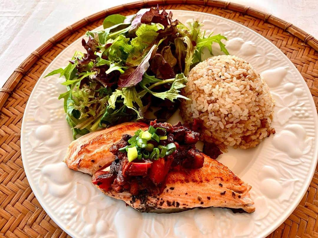 夏木マリさんのインスタグラム写真 - (夏木マリInstagram)「#うち飯 #platelunch #lunch  ランチは サーモーンのワンプレート🍴 バターライス添えにした！  ソースは トマト、ベーコン、ケッパー、バジル等.....  いただきまーす！」2月20日 12時02分 - mari_natsuki