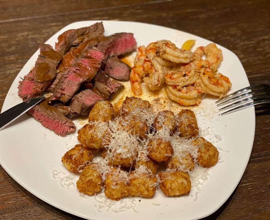 Phil Heathのインスタグラム：「About to enjoy this meal that @shuriecremona made with extra love😉   -7oz of @milehighmeat Beef Fillet, -3oz of Wild Argentinian Shrimp in Garlic Lemon Butter Sauce.  - Black Truffle Butter Tots topped with Asiago Cheese.  👊🏽Zero chance of survival! #MileHighMeat #KnowYourMeat」