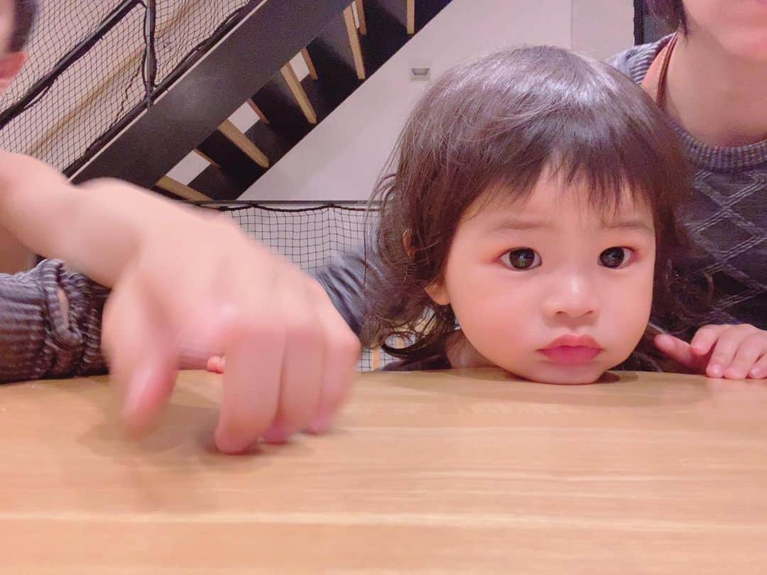 鈴木サチのインスタグラム：「. 最近なんでも 「やなのー！」 の次男坊。 . . . それもかわいー🥰 . . 3人目の余裕です。 . . #ママ #ママモデル #モデル #3児ママ #3兄弟 #次男坊」