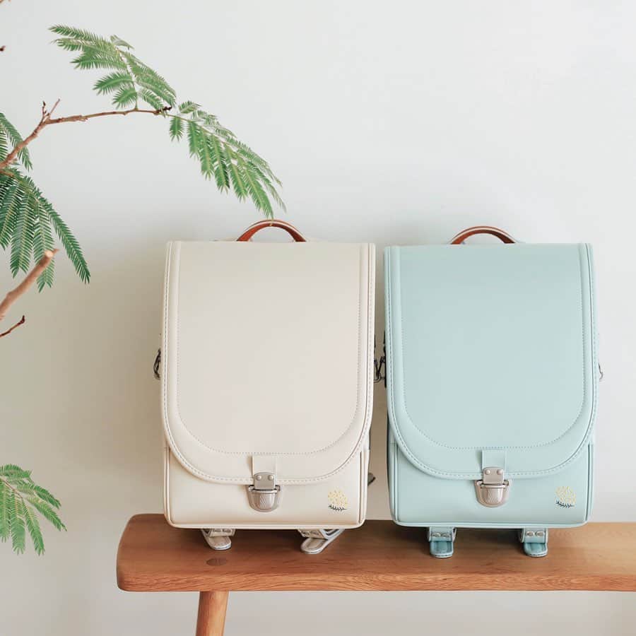 きなこのインスタグラム：「昨年人気だったアイボリーとミント🎒♡ 今年は全かぶせもご用意しました。ピンクも仲間入り♩ミモザの刺繍や、持ち手のブラウンが差し色になってとっても可愛いです♩ごきょうだいで、お友達と一緒に、使っていただけたら嬉しいなぁ♡可愛いなぁ♡☺️  いよいよ！2/22(月) の12時から、ずっとランドセル2022年度版ご予約の受付を開始します。2022年8月末まではご予約分すべて生産しますので、売り切れを気にせずご予約いただけます🙇‍♀️  ▶︎カタログについて 現在増刷中です。3月上旬よりカタログ請求を再開します✨  ▶︎展示会について ・【場所】伊勢丹浦和店６階、【期間】2/24(水)～3/2(火) ・全ラインナップ展示、予約販売も行います。 ・きなこ×こどもと暮らしのコラボアイテム《名入れアルミお弁当箱》《お名前シール》《お片付けシール》なども販売します。 ・ご来場特典として先着50名様にカタログとノベルティをご用意してます（店頭スタッフにお声がけください)。 ・写真が撮れるフォトブースもご用意しています。ぜひ、試着画像をご家族やご友人とシェアしていただけたらと思います♩ ・#ずっとランドセル のタグを付けて写真を投稿してくださった方へ、抽選10名様にこどもと暮らし本店で使える5000円クーポンをプレゼント！キャンペーンも6月末まで実施中です🙌  ▶︎▶︎▶︎ランドセル詳細、ご来場混雑予想など展示会についての詳細は、ブログの《コラボアイテム》でご案内してます🎒 → @kinako_710 （プロフィールのリンクからどうぞ☺︎）」