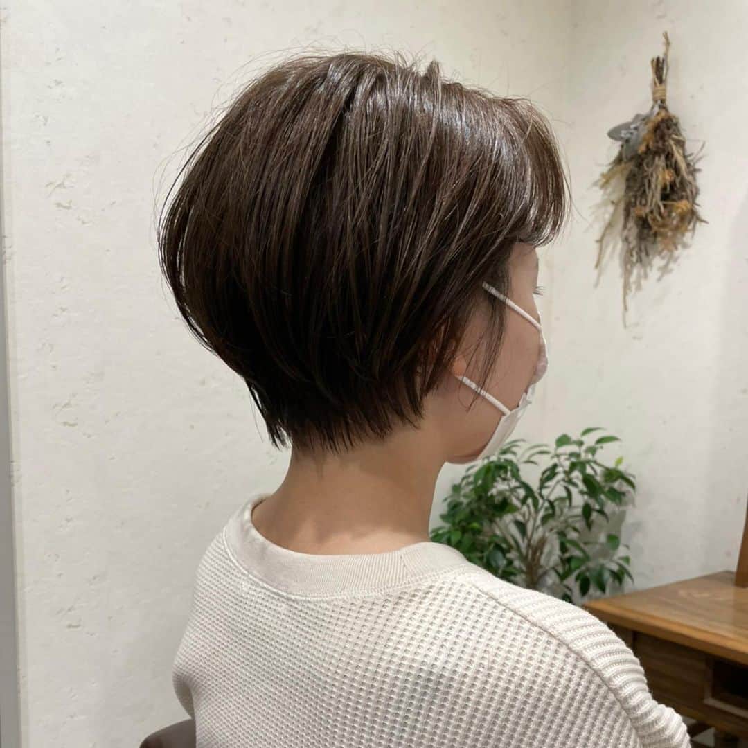 樺澤まどかさんのインスタグラム写真 - (樺澤まどかInstagram)「散髪報告💇‍♀️💗. . カットもカラーもお任せだけど 完璧すぎる🤩🤩. . 最強美容師の栃木さん💄. @yt1214_short.sac   みんなもお任せしてみて〜  #樺澤まどか  #吉本坂46 #散髪 #報告 #ショートヘア #ショート女子 #ショート #ハンサム #ハンサムショート #センター分け #マネージャー #仕事 #青シャツ #黒タートル #ピース #sac」2月20日 12時07分 - kabasawa_madoka