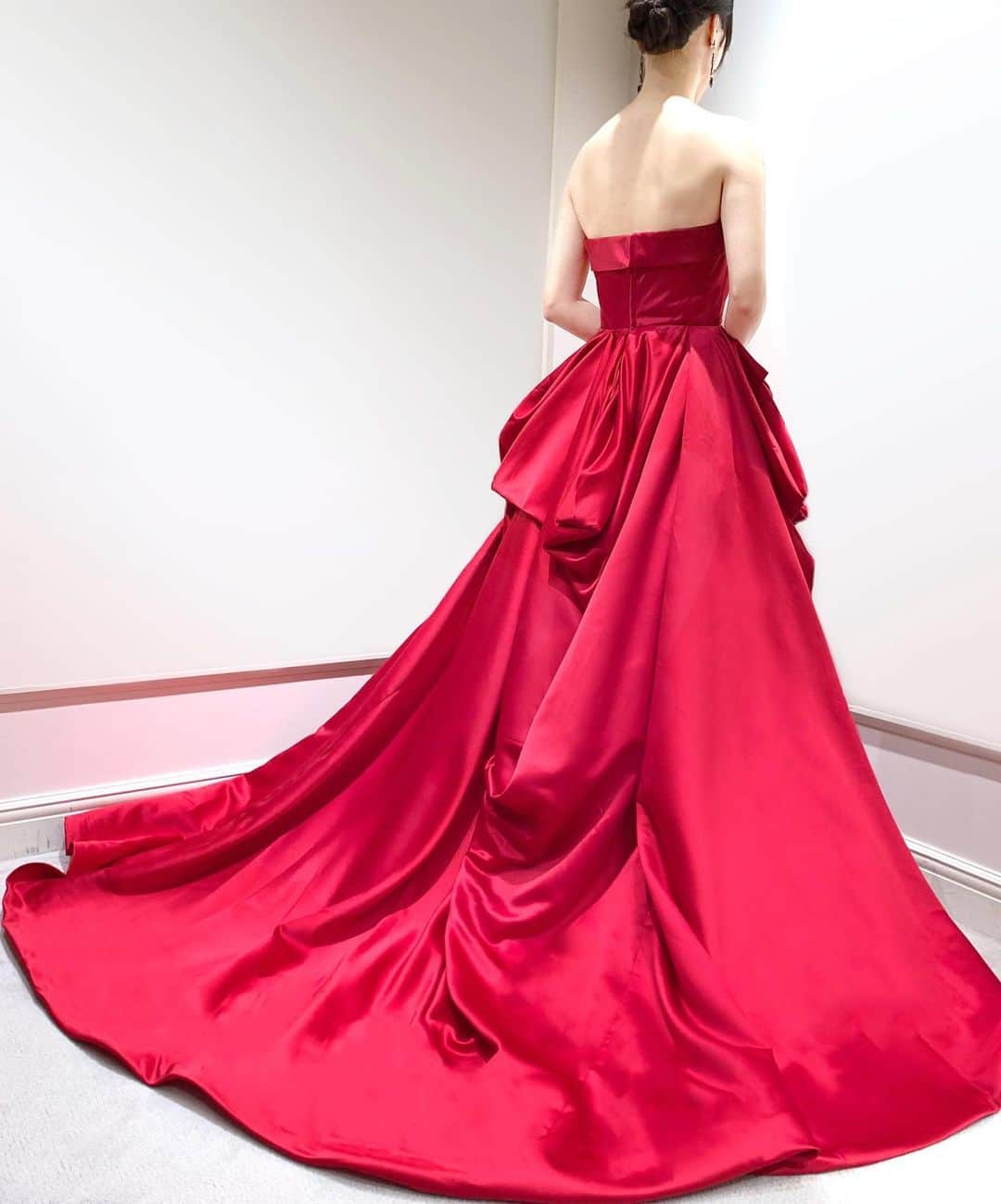 Dresses (ドレッシーズ)さんのインスタグラム写真 - (Dresses (ドレッシーズ)Instagram)「@fiorebianca_wedding  の新作カラードレス“Nigalla(ニゲラ)”✨  コーディネートのポイントや詳細は @dresses_weddingdress ホーム画面URLまで。 ______________  カラードレス:04-12123 ドレスブランド: @fiorebianca_wedding オリジナル  イヤリング:07-8859  お取り扱いショップ: @fiorebianca_wedding ご試着可能エリア:宮城、栃木、神奈川、奈良、鹿児島 サイズ:11号、13号  その他の @fiorebianca_wedding のドレスは  #fiorebianca_dresses よりご覧いただけます。⠀ ドレスのお問い合わせは  @dresses_weddingdressにDM💌   Dresses割引ございます。 ※諸条件あります お気軽にお問い合わせくださいませ。 _____________  @dresses_weddingdress では、毎日ドレスを更新中 ホーム画面のURLよりご覧頂けます。 1,700着以上のウェディングドレス、カラードレスが掲載されています。 ドレスをお探しのプレ花嫁さま、是非覗いてみて下さい！ 掲載ドレスのご試着も承っております。 お気軽にお問い合わせくださいませ ✨ _____________  ドレスは絶対に後悔したくない方の為の結婚式場紹介サービス始めました！！  #ドレス選びから始める結婚式場探し @dresses_weddingdress のInstagramに掲載している #antonioriva や #mirazwillinger など、インポートウェディングドレスがお得になります。 おしゃれな花嫁様のための式場紹介サービスです♡  紹介会場一覧▶@dresses_weddingdressTop のURLより。  Instagram▶ @dresses_concierge  ドレスを後悔したくない方、好きなドレスをお得に着たい方、 DM にてお気軽にお問い合わせください♡  #ドレッシーズ #カラードレス  #ドレス迷子 #プレ花嫁  #2021春婚 #2021夏婚 #2021秋婚  #プレ花嫁さんと繋がりたい #全国の花嫁さんと繋がりたい #みんなのウェディング  #ワーキング花嫁 #アラサー花嫁 #30代花嫁 #大人花嫁 #신부#運命のドレス  #리허설촬영 #お色直しドレス  #お色直し  #レッドドレス #スタイリッシュドレス #サテンドレス #aラインドレス #関西花嫁 #鹿児島花嫁 #奈良花嫁」2月20日 12時08分 - dresses_weddings