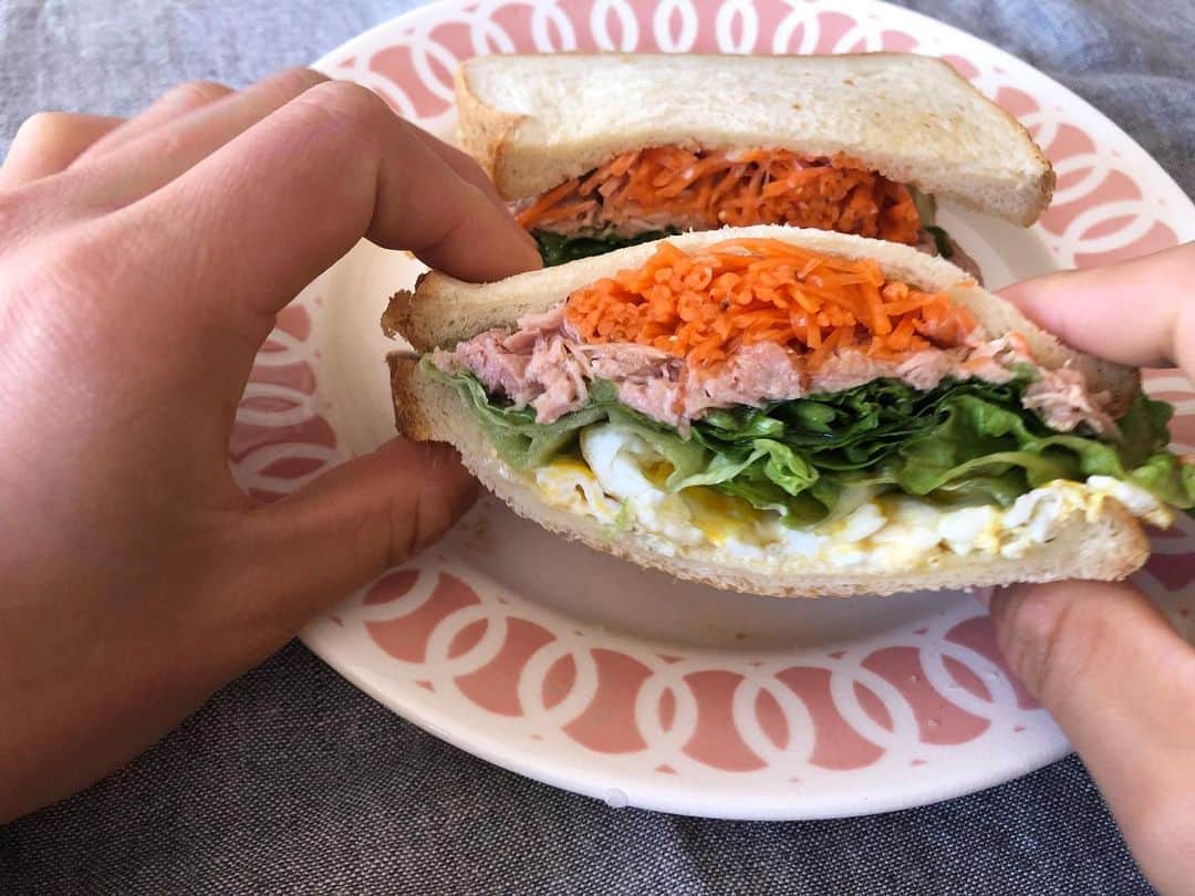 黄川田としえのインスタグラム：「おはよう🌞  キャロットラペ、ツナ、ルッコラ、卵の好きな組み合わせサンドイッチで遅めの朝ごはん。  と思ったらもうお昼！  久しぶりに家にいる土曜日だけど、 撮影の物集めに駆け回る予定！ 暖かくて助かるー😆  夕方には帰って全豪決勝見れるようにがんばる🙌  皆様も良い週末を〜。 #tottogohan」