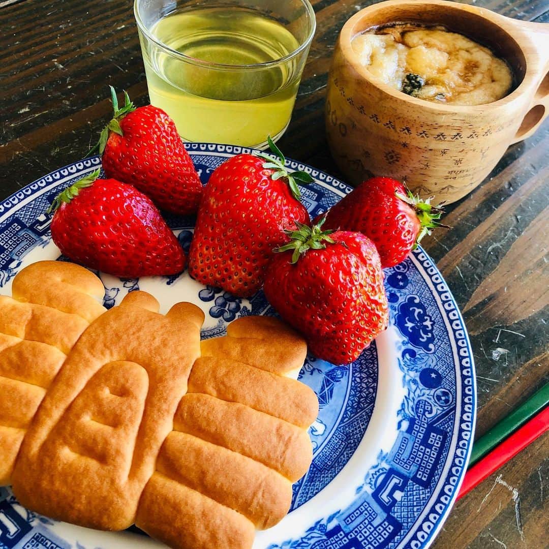 池田有希子のインスタグラム：「かにぱん、いちご、お麩とほうれん草のお味噌汁、緑茶。  #lunch」