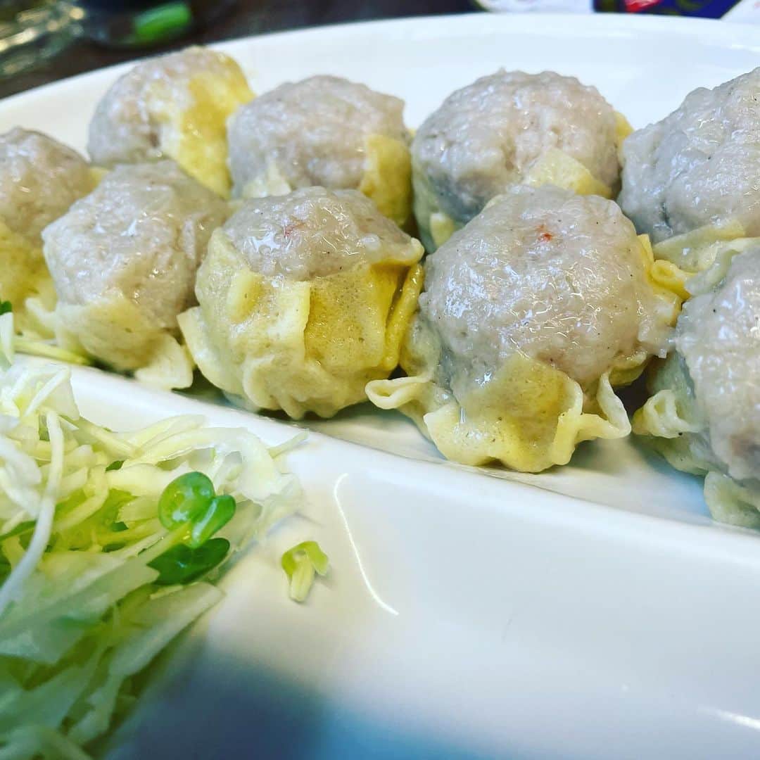 西代洋のインスタグラム：「美味いンスタグラム♪ 今のところ人生一位のしゅうまい♪  昔お店の近くに住んでて 仕事でうまくいったらテイクアウトで 20個買って帰ってた♪ 20個のしゅうまいと缶ビールで 8畳のワンルームでもがいてたな♪ いや、今もやっっっっ！！  ふわふわジューシーで 薄いたまごで巻いてある♪  一度食べたら必ず、必ず、必ず 食べたくなって人生一位になるはず！  定番のしゅうまい定食を頼んで 酢醤油にカラシをつけてふわふわジューシーのしゅうまいを白ごはんにトントンして口へ掘り込みましょう！！！  そ、そ、そ、そして！！！ 実はめちゃめちゃ美味くてなんなら これだけ飲みに行きたいやんっっっ！ の吸い物！！！！  店の雰囲気、、、、最高！ 昼からしゅうまいと瓶ビールを飲んでる浪花の猛者達に出会えます♪  このセットを食べるために毎日頑張れる♪  ＃大阪 #グルメ #美味いンスタグラム #しゅうまい #一芳亭 #プロフェッショナルフードテイスター #自分で調合する酢醤油 #酢と醤油のバランスは高校受験より難しい」