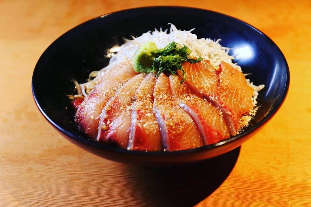 のインスタグラム：「【西新橋魚金】 魚金仕入部 @uokin_buying が、朝の仕入後に仕入れたての魚でランチとテイクアウトやってます🐟 一番人気は《鰤王のぶりしらす丼定食》1000円💡 ご来店お待ちしております\( ˆoˆ )/ (土日祝はお休みです)  #魚金 #西新橋 #虎ノ門 #内幸町 #鰤王 #ブリ丼 #ランチ #定食 #新橋ランチ #魚介ランチ #お刺身ランチ #🐟」