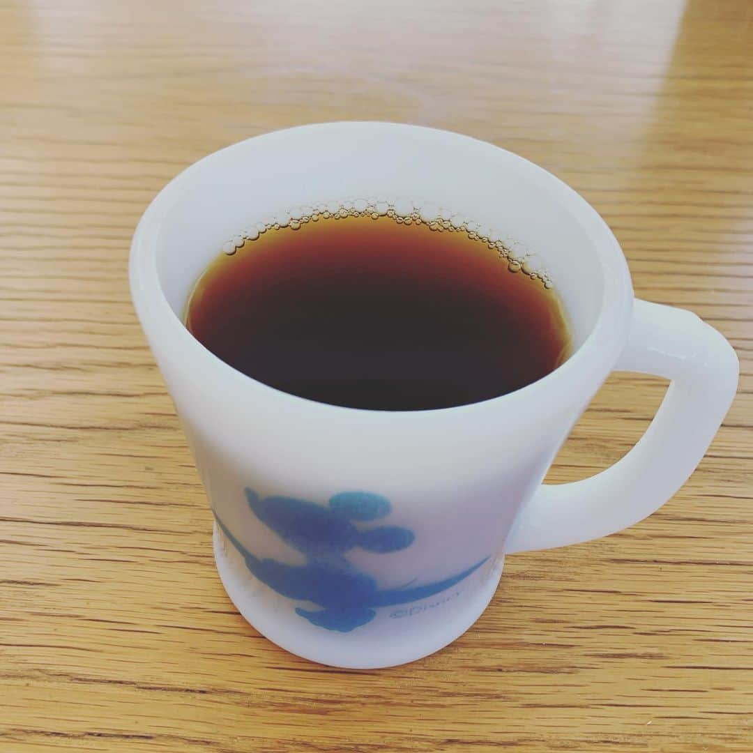 黒沢薫さんのインスタグラム写真 - (黒沢薫Instagram)「今日はのんびり コーヒー美味い もうお昼だけども 飲みすぎて顔浮腫んでるけれども 牛乳瓶の底みたいなメガネ姿だけども#coffee #drip #fireking #aaltocoffee #relax #goodsmell #instagood #instacoffee #lovelife」2月20日 12時15分 - kaorukurosawa_lovelife