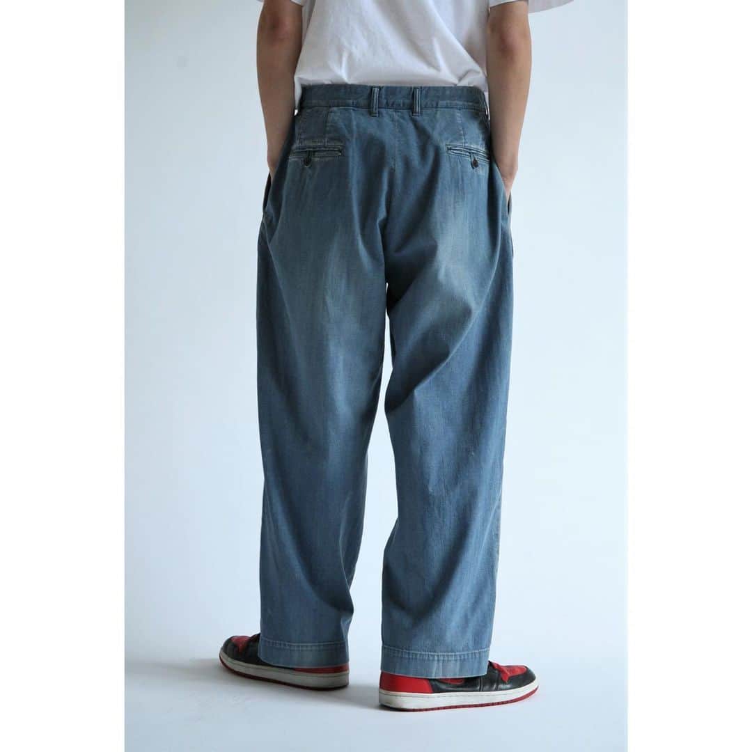 アナクロノームさんのインスタグラム写真 - (アナクロノームInstagram)「. . . . AN108-W1 DENIM TUCK WIDE TROUSERS Lt.INDIGO . . . アナクロノーム定番の タックワイドパンツをリファイン。 . 腰周りのデザインはそのままに裾のシルエットを テーパードからワイドに変更しています。 . . .  生地：8ozデニム  タテ糸10/- × ヨコ糸20/- の2/1綾デニムを使用。 . 適度に抑えられた糸ムラ形状により 自然なムラ感となっています。 . 経年後のクタっとしたコシ抜け感が速い段階で出るよう、糸の打ち込み本数を若干少なく設計しています。 . . . #ANACHRONORM #アナクロノーム  #OKAYAMA #岡山 #madeinjapan #newrelease #official #denim #pants #trousers #tuck #wide #trousers」2月20日 12時16分 - anachronorm262