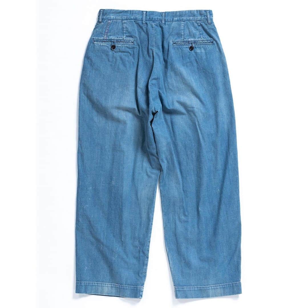 アナクロノームさんのインスタグラム写真 - (アナクロノームInstagram)「. . . . AN108-W1 DENIM TUCK WIDE TROUSERS Lt.INDIGO . . . アナクロノーム定番の タックワイドパンツをリファイン。 . 腰周りのデザインはそのままに裾のシルエットを テーパードからワイドに変更しています。 . . .  生地：8ozデニム  タテ糸10/- × ヨコ糸20/- の2/1綾デニムを使用。 . 適度に抑えられた糸ムラ形状により 自然なムラ感となっています。 . 経年後のクタっとしたコシ抜け感が速い段階で出るよう、糸の打ち込み本数を若干少なく設計しています。 . . . #ANACHRONORM #アナクロノーム  #OKAYAMA #岡山 #madeinjapan #newrelease #official #denim #pants #trousers #tuck #wide #trousers」2月20日 12時16分 - anachronorm262