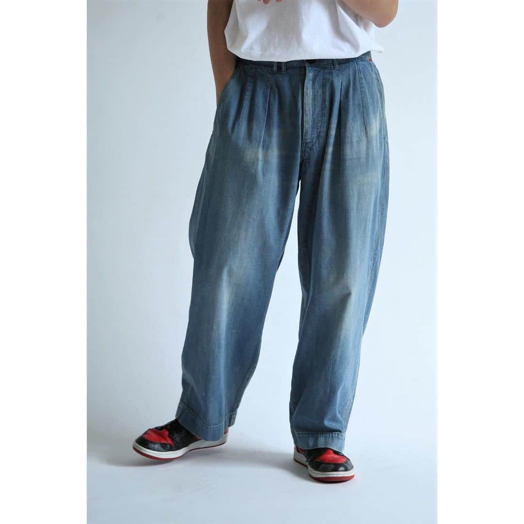 アナクロノームさんのインスタグラム写真 - (アナクロノームInstagram)「. . . . AN108-W1 DENIM TUCK WIDE TROUSERS Lt.INDIGO . . . アナクロノーム定番の タックワイドパンツをリファイン。 . 腰周りのデザインはそのままに裾のシルエットを テーパードからワイドに変更しています。 . . .  生地：8ozデニム  タテ糸10/- × ヨコ糸20/- の2/1綾デニムを使用。 . 適度に抑えられた糸ムラ形状により 自然なムラ感となっています。 . 経年後のクタっとしたコシ抜け感が速い段階で出るよう、糸の打ち込み本数を若干少なく設計しています。 . . . #ANACHRONORM #アナクロノーム  #OKAYAMA #岡山 #madeinjapan #newrelease #official #denim #pants #trousers #tuck #wide #trousers」2月20日 12時16分 - anachronorm262