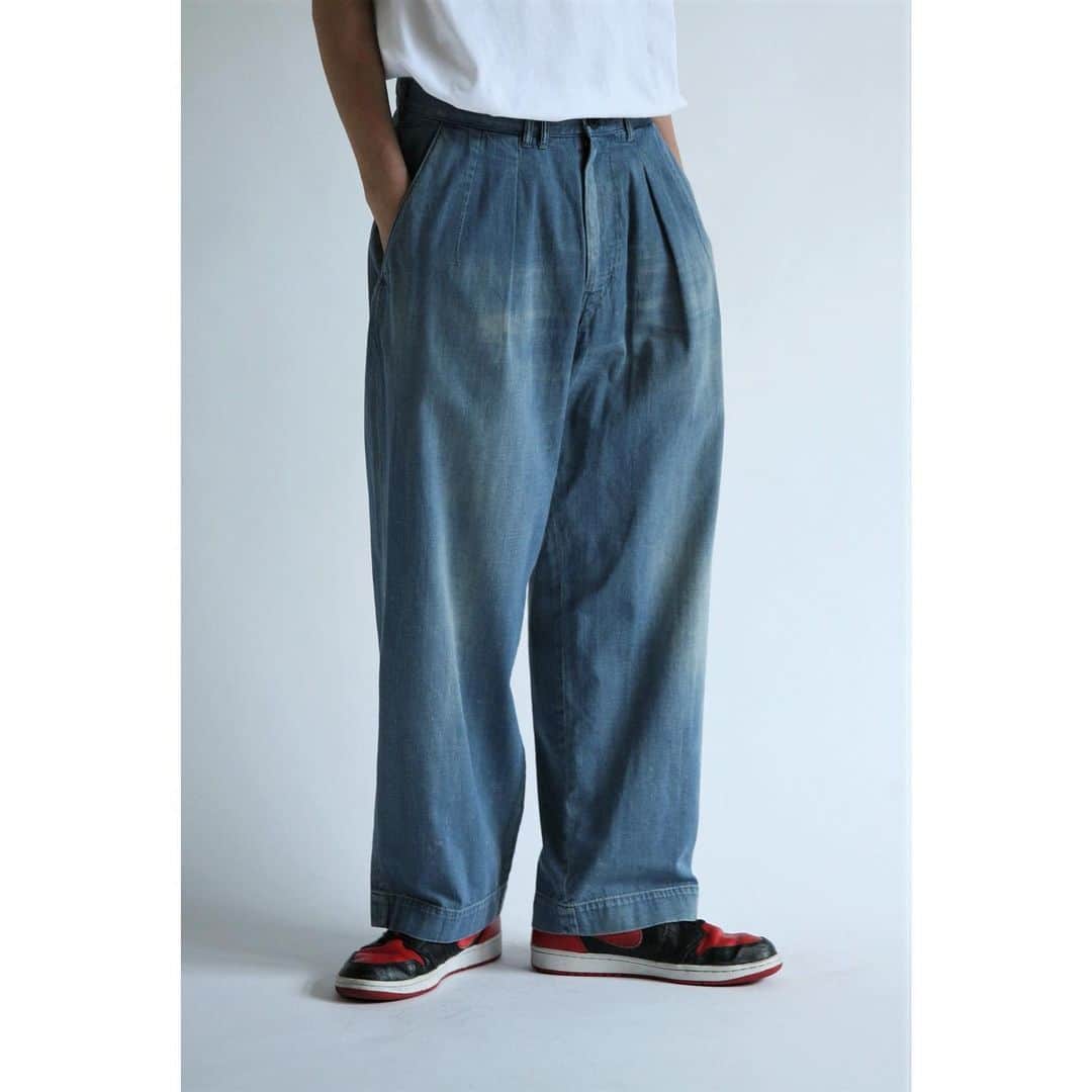 アナクロノームさんのインスタグラム写真 - (アナクロノームInstagram)「. . . . AN108-W1 DENIM TUCK WIDE TROUSERS Lt.INDIGO . . . アナクロノーム定番の タックワイドパンツをリファイン。 . 腰周りのデザインはそのままに裾のシルエットを テーパードからワイドに変更しています。 . . .  生地：8ozデニム  タテ糸10/- × ヨコ糸20/- の2/1綾デニムを使用。 . 適度に抑えられた糸ムラ形状により 自然なムラ感となっています。 . 経年後のクタっとしたコシ抜け感が速い段階で出るよう、糸の打ち込み本数を若干少なく設計しています。 . . . #ANACHRONORM #アナクロノーム  #OKAYAMA #岡山 #madeinjapan #newrelease #official #denim #pants #trousers #tuck #wide #trousers」2月20日 12時16分 - anachronorm262
