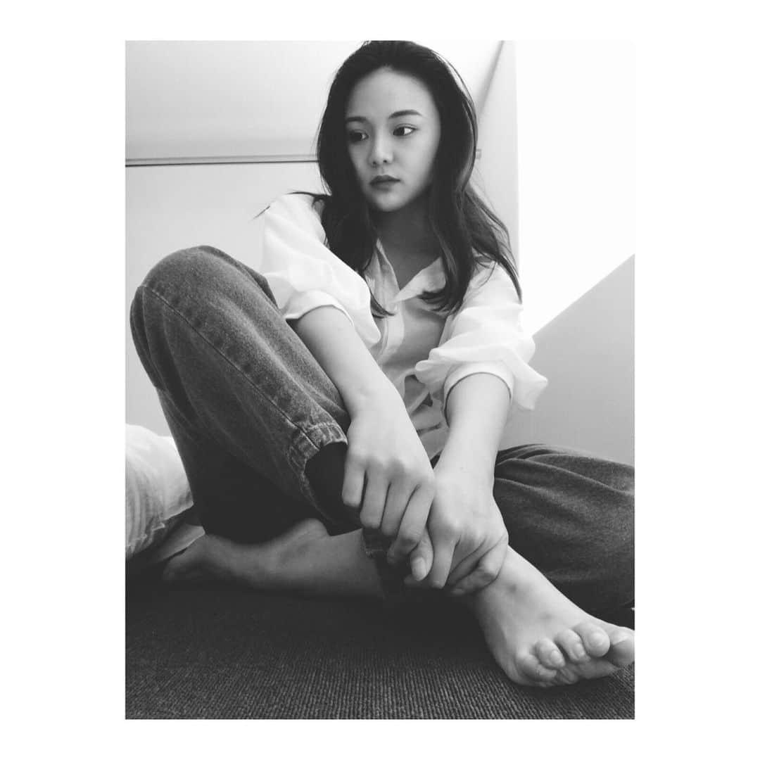 のインスタグラム：「📣💐  #一日一投稿 #四宮吏桜 #私の世界の見方  #モノクロ #filter」