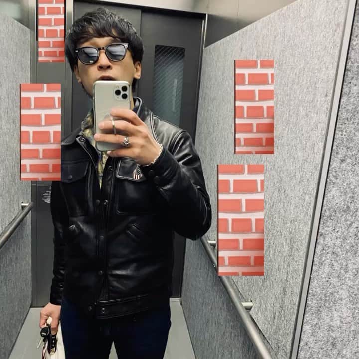 としみつのインスタグラム：「🛗」