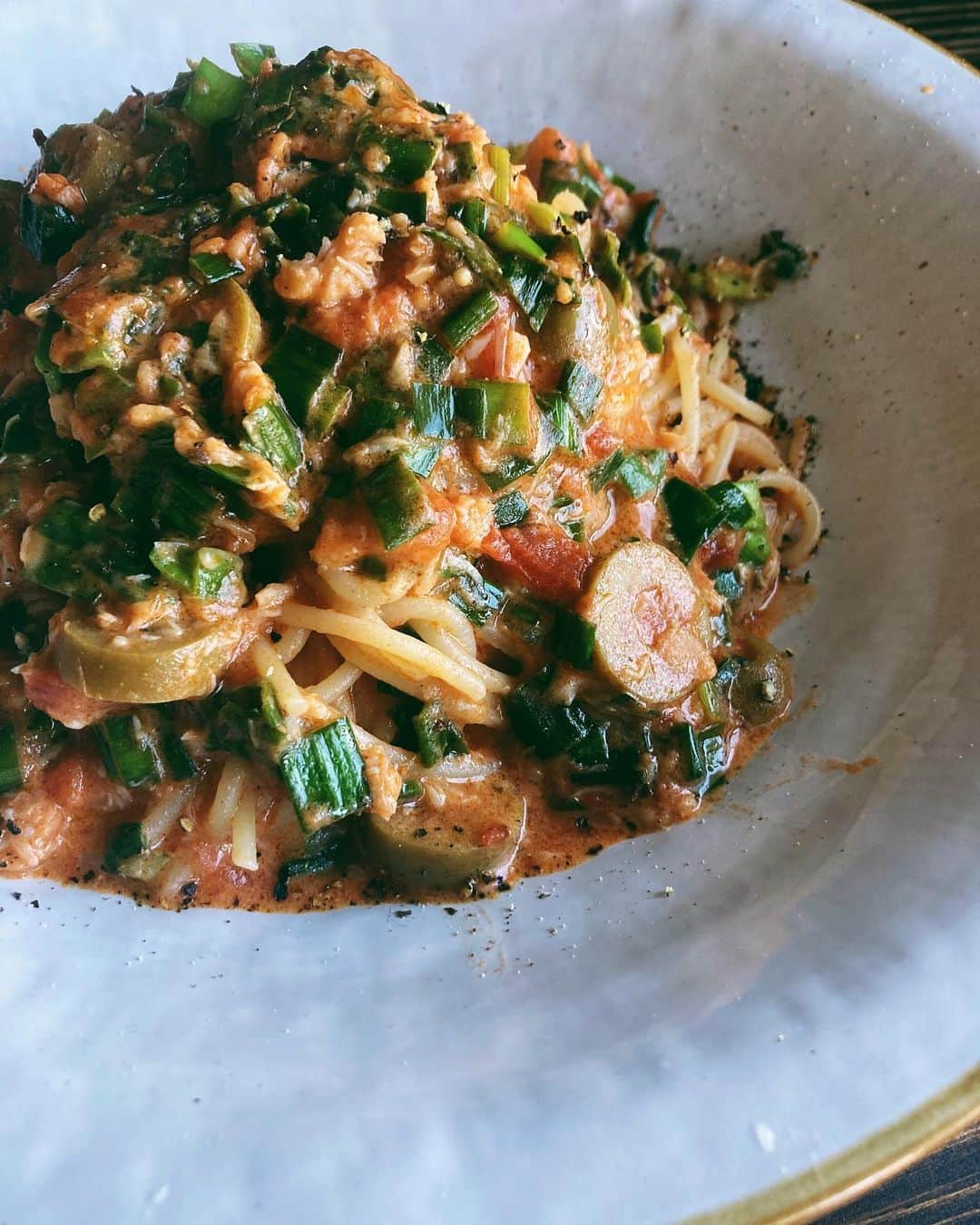 松田珠希のインスタグラム：「お昼ご飯。使うタイミングを逃してしまったしんなり系のニラを入れてみた✨良い！ ピクルスの液をトマトパスタに入れると美味しい聞いたので使ってみたら、確かにソースの酸味がまろやかになりました😌 イタリア映画でトマトパスタを食べるシーンが出てくると、しばらくトマトパスタの呪いにかかります🍝 #お昼ごはん　#トマトパスタ　#ニラ　　#spaghetti #tomato」