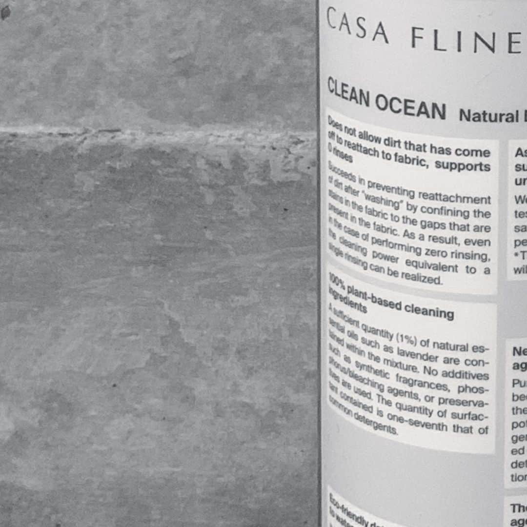 岸本佳子さんのインスタグラム写真 - (岸本佳子Instagram)「オススメ New product 🐬🐬🐬 『OCEAN CLEAN Natural Landry Liquid』は、100％天然由来の、海を汚さないために開発された洗濯洗剤🐠  主成分はタンカー事故で海へ流出した油の回収や作業着の洗浄に使用されたものなので、汚れが良く落ちるのはもちろんのこと、海の微生物が分解してくれるという優秀さ！  しかもラベンダー精油のいい香り〜。  後、素晴らしいのが、表参道店にて量り売りもしてくれます🐟  #CASAFLINE #カーサフライン #sustainable #eco#ecology #lifestyle #life #cleanocean #fashion」2月20日 12時24分 - yoshico_kishimoto