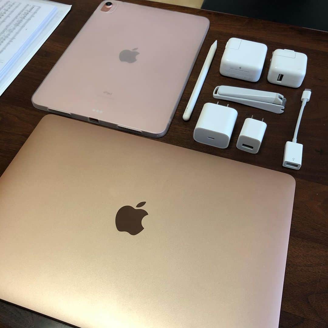 雅原慶のインスタグラム：「🍎？！ お部屋の掃除のついでにいろんなものを整理。 ひとまずガジェットまわりをまとめてみたら…  ん？これは何だ？  一人間違えて連れてきちゃった。笑  #Apple #間違い探し #spotthedifference  😜」