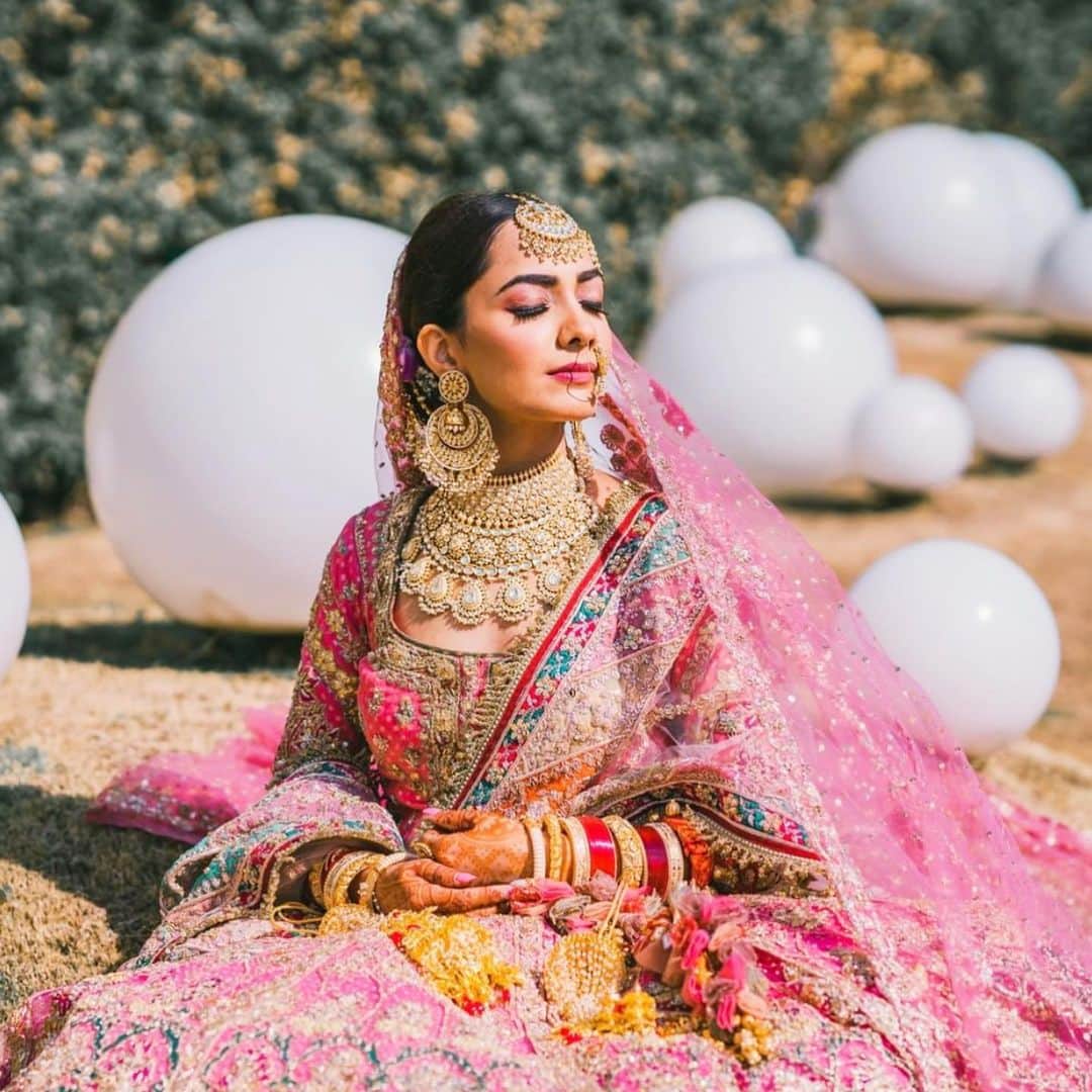 Indianstreetfashionのインスタグラム：「Throwback to a stunning bride @davinaruppal 🥰 #indianstreetfashion @indianstreetfashion #indianwedding #weddings #weddingsupplier #wedding #weddingsofinstagram #instawedding  #bridesofindia #bridesofinstagram #indianbridaloutfit #bridaloutfit #weddinglook  #bridestyle #weddingtrend #jewellery #weddinginspo #weddingplanner #weddingblogger #destinationwedding #weddingchoreography #couture #weddingjewellery #weddingshopping #weddingseason #indiandesigner」