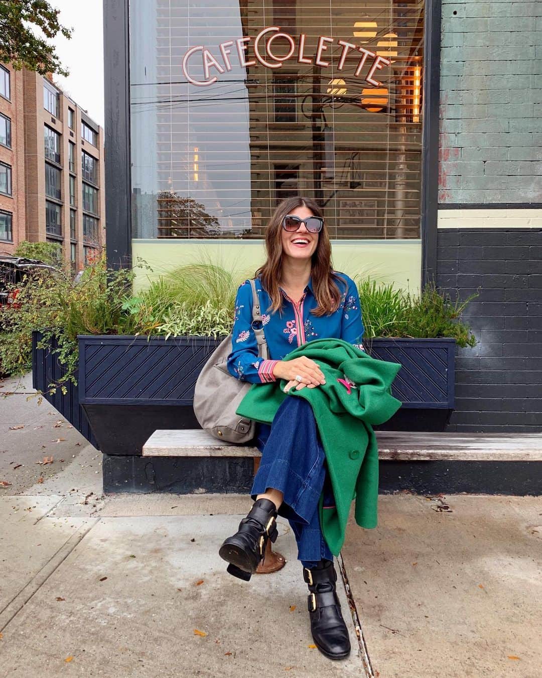 Ilana Wilesのインスタグラム：「I joined Clubhouse a few days ago. Mike has CNBC on 24 hours a day and it was literally all they talked about, so when a friend invited me, I decided to check it out. I’m now somewhat obsessed. It’s interesting. Everything I’ve ever done online or in social media has been through the lens of being a mom. So those are the only tables I’m ever invited to. Working moms, blogging moms, social media moms. Now I’m hopping around, listening to leaders in the online space (they call it the “creator economy” 🤪) and I’m like- they don’t know that much more than I do. Last night, I was listening to brand strategists critiquing people’s Instagram accounts and I started clicking on the accounts and realized, oh my god. These are all brand strategists with Instagram accounts about brand strategy!!! Hundreds of them! All posting carousels of industry tips. It was like entering an Instagram bizarro world. The LinkedIn of Instagram. Someone they were critiquing had posted a selfie with a friend and they used that as an example of what not to post. “What value are you giving your audience with this pic?” Then the moderator literally said, “If I see anyone post pics of their kids, I unfollow. I’ll excuse one kid pic but not two.” Then they criticized someone for having way too much text. Hahahaha. I can’t imagine what they would think of my account! Next I went into a social marketing room and someone was asking a panel of experts about how to market her skin cream. They’re talking about Facebook ads and B2B advertising and I’m like oh my god, why is no saying to just have a few beauty influencers post on their story! I’ve raised my hand to speak a few times but so far, I’ve never been called on 🙃 Anyway, I am really enjoying the space but clearly I have to find the mom table in there! If you are on clubhouse, follow me at @ ilanawiles. Then let’s make our own club 😎」