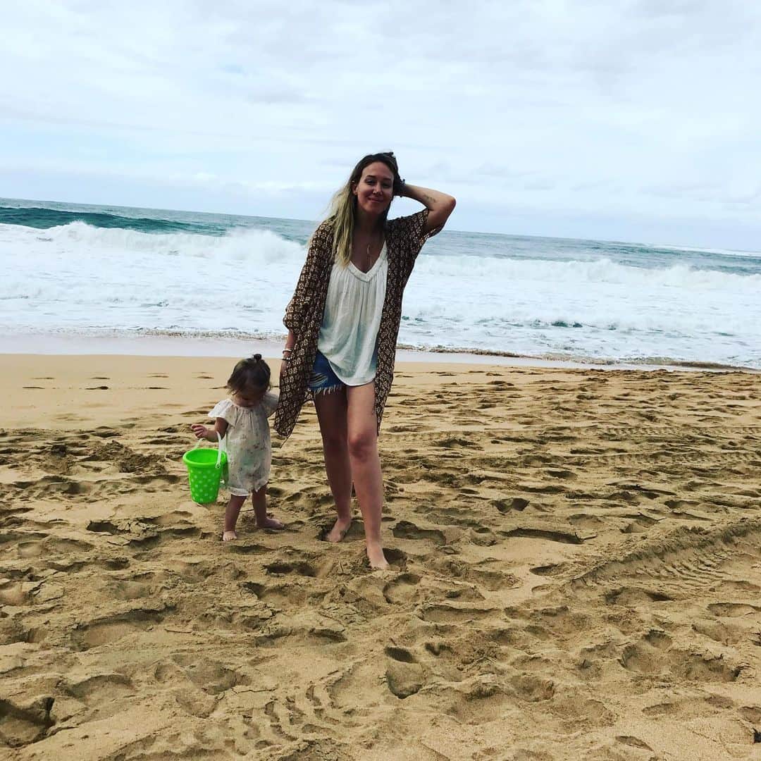ヒラリー・ダフのインスタグラム：「So even though our lives go in a million different directions because our kids rule our calendars. . . You are my wonderful/dance to the beat of your own drum/ funniest/most clever/ wonderful mother/bad ass make it happen sister, always and forever! And .... I am so happy you realized you are 36 today and not 37 because that made me worried I was actually 34 😳 ! love you sis♥️ happy birthday to youuuu 🥳 #thickasthieves」