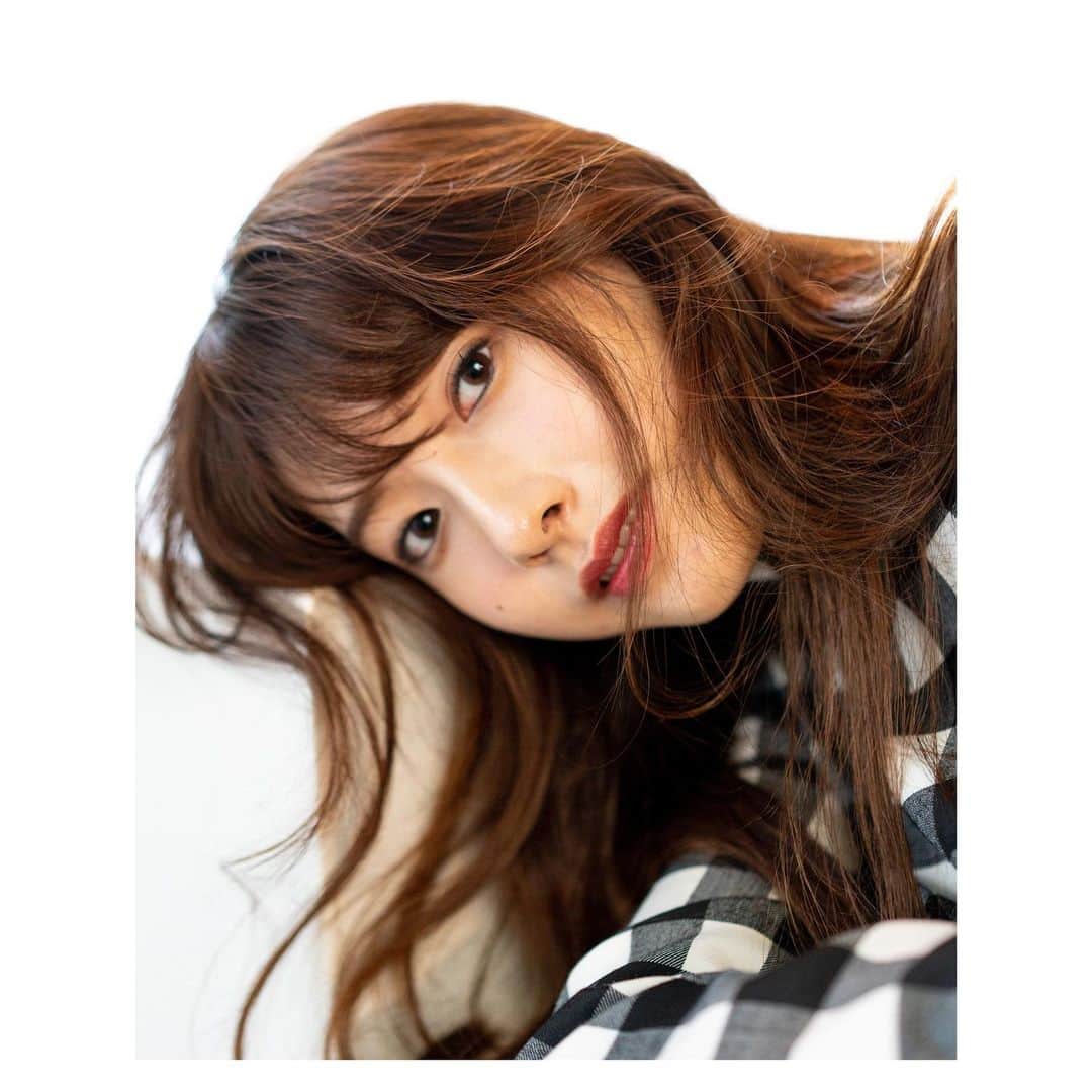 のインスタグラム：「ヴァイオリニストの荒井里桜さん 撮影させていただきました。  @rio__vn   いつかコンサートで彼女が奏でる音に触れてみたい。 アミューズにはいろんな才能を持った方々がいるから楽しい  Stylist : Shota Funahashi  Hairmake: Tatsuya Takahashi  Photographer : Robin Furuya Amuze©︎  #荒井里桜　さん」