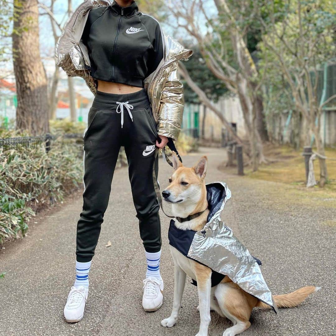 粕谷聡子のインスタグラム：「#ootd   金さん銀さんコーデ✨ raincoat🐕@moncler × @poldodogcouture  downjacket🙋‍♀️@cordova.co   #お散歩コーデ  #金さん銀さん #保護犬のさとし  *******************************************  さとし🐕インスタ始めました笑✨ ▶︎ @satoshi_carolinadog  ☝️Yo check it out!!!!💕 _____________________________________Satoko_____★*⠀#tokyo #japan #dancer #댄서 #singer #가수 #아티스트 #舞女 #nodancenolife #筋トレ女子 #スポーツ女子 #workout #fitness #fitgirl #abs #japanese #satokokasya #粕谷聡子」