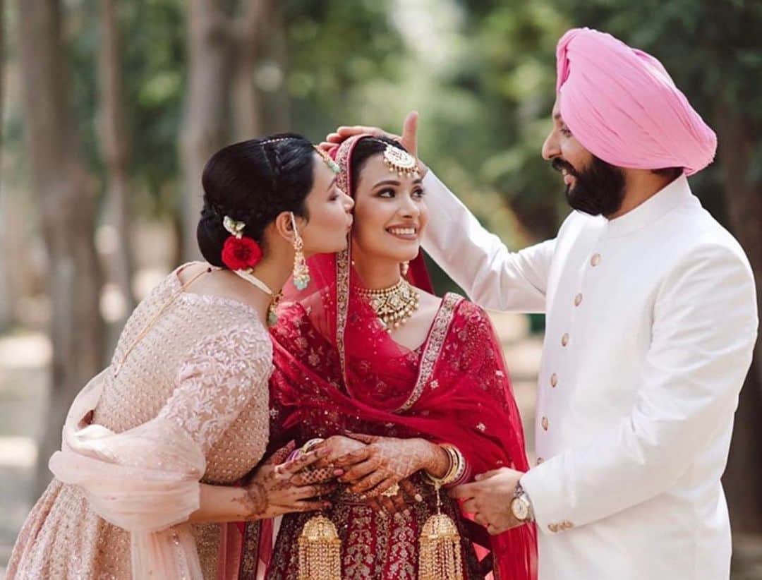 Indianstreetfashionのインスタグラム：「Sibling loving 😍 #indianstreetfashion @indianstreetfashion #indianwedding #weddings #weddingsupplier #wedding #weddingsofinstagram #instawedding  #bridesofindia #bridesofinstagram #indianbridaloutfit #bridaloutfit #weddinglook  #bridestyle #weddingtrend #jewellery #weddinginspo #weddingplanner #weddingblogger #destinationwedding #weddingchoreography #couture #weddingjewellery #weddingshopping #weddingseason #indiandesigner Bride : @gurpreet89」