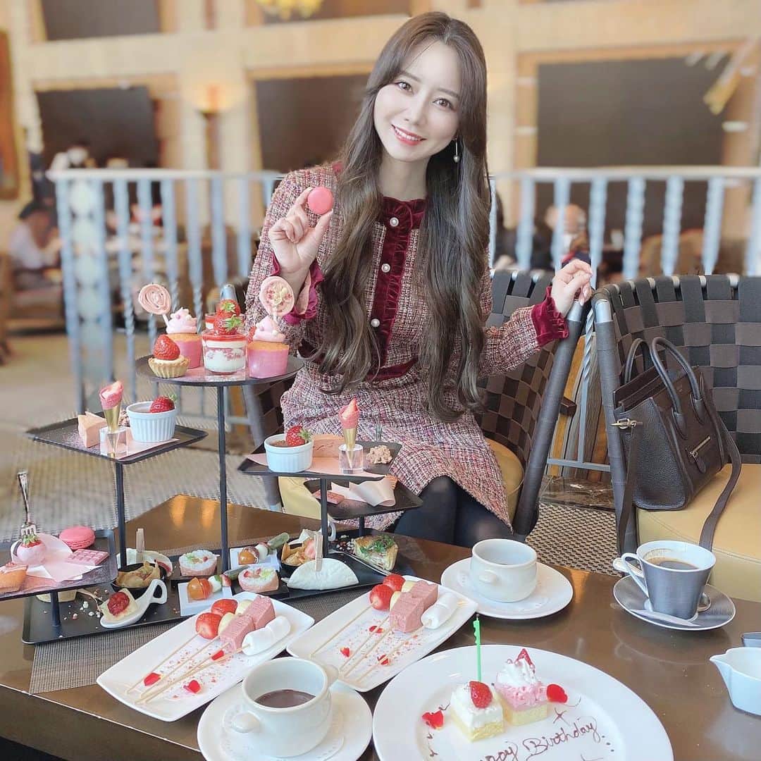 のインスタグラム：「いちごのアフタヌーンティー🍓🍓🍓 寿司とかサンドイッチにまでいちご入っててびびったけど 可愛くて美味しかった🐻‍❄️💭  #アフタヌーンティー#アフタヌーンティー巡り#福岡アフタヌーンティー#anaクラウンプラザホテル福岡 #いちご#🍓#福岡カフェ#博多カフェ#福岡スイーツ#博多スイーツ#ツイードワンピ#ヨシンモリ#ロングヘア#スーパーロング」