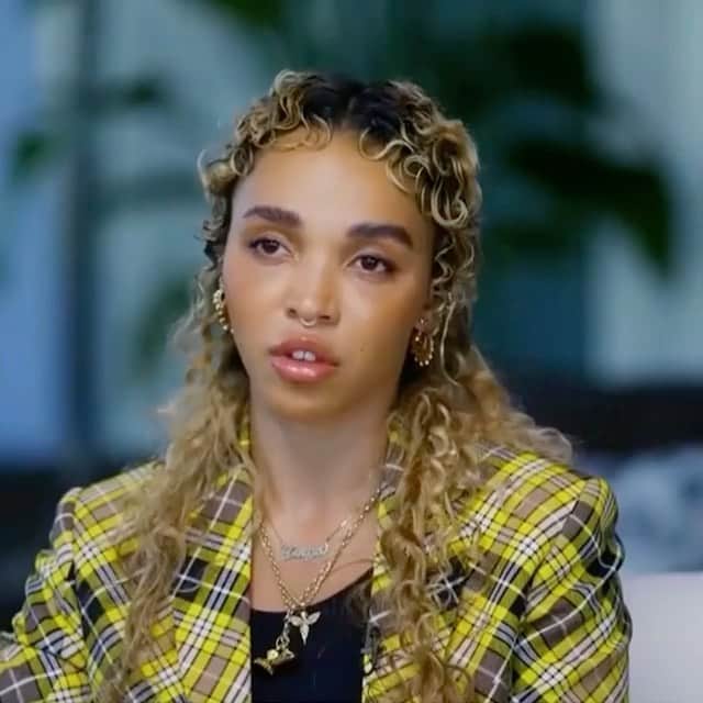 アマンダ・デ・カディネットのインスタグラム：「Respect for @fkatwigs twigs as she continues to speak about intimate partner abuse. I understand that Gayle King may have had to ask the question ‘why didn’t you leave?’ for her viewers who are less educated about the psychology of abuse, but ( said with big love for you  #GAYLE ) this question still infers the survivor  had a part in being abused because she didn’t leave. Twigs refocused the questioning to ‘why did the abuser continue to hold her hostage with abuse?‘ which is a great question to ask . I am eternally grateful to her , and all the women who have used their  loud and powerful voices to shine a bright light on this issue, that could easily remain in the dark were it not for them stepping forward . #SupportFKATwigs」