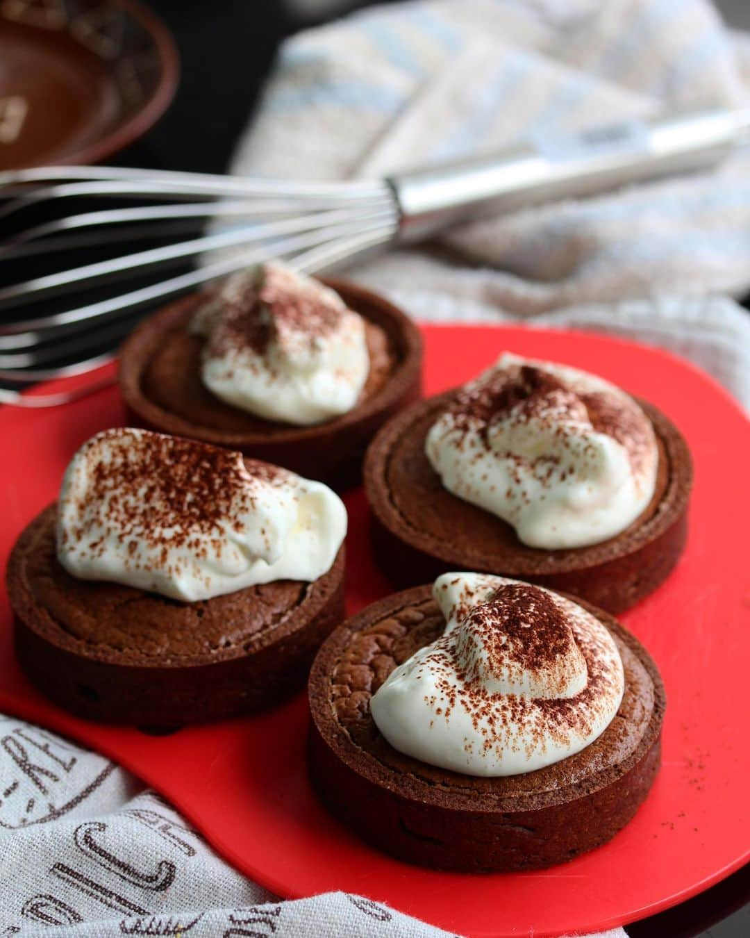 Li Tian の雑貨屋さんのインスタグラム写真 - (Li Tian の雑貨屋Instagram)「In the mood of chocolate: Chocolate Souffle Tarts || an airy moist chocolate soufflé encased within cocoa pate sable and topped with fresh cream  #dairycreamkitchen #singapore #desserts #igersjp #yummy #love #sgfood #foodporn #igsg #ケーキ  #instafood #beautifulcuisines #sgbakes #bonappetit #cafe #cakes #bake #sgcakes #スイーツ #feedfeed #pastry #sgcafe #cake #homebaker #stayhomesg #homebake #chocolate #tarts #chocolat #巧克力」2月20日 12時45分 - dairyandcream