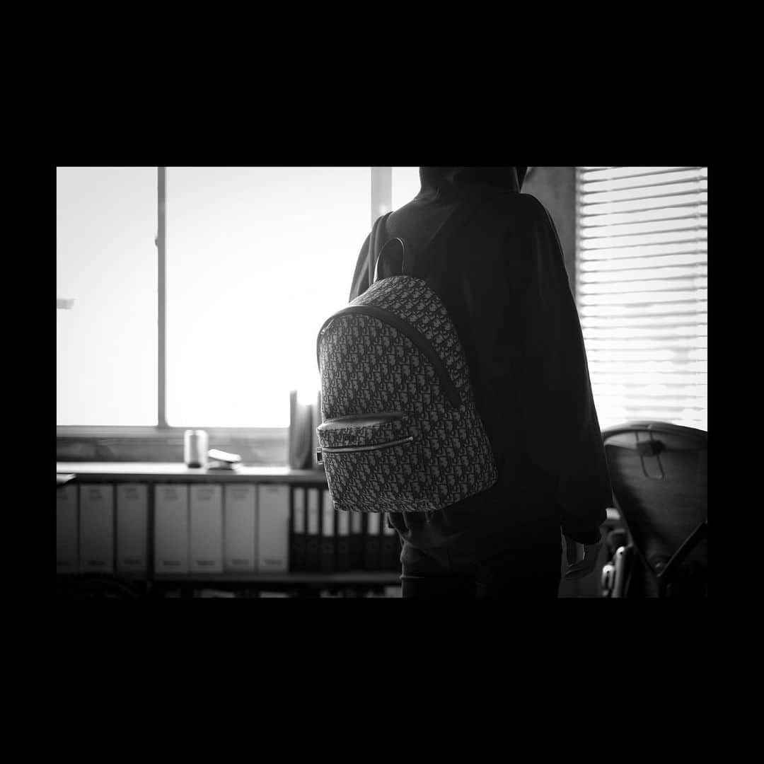 のインスタグラム：「RIDER backpack  Dior Oblique Jacquard at @dior   歴史ある織り機で織られた生地で構成された素敵なバックパック。 久しぶりにツボにはまりました。  #dior #diorbackpack #バックパック #リュックサック #ディオール #阪急メンズ館 #ファッション #fivefocus #買い物 #ファブリック #モノクロ #写真 #leica #leicam10monochrom #leicaphotography #leicamonochrom #design #webdesign   @mottosatoshi @soborodon22 @shimisun @roadwayboss @masayart @taroshin.official @nisida_takenori @gold_works123 @takumi_ishiyama @seitai.gon @naoya_sone @yohyoga」
