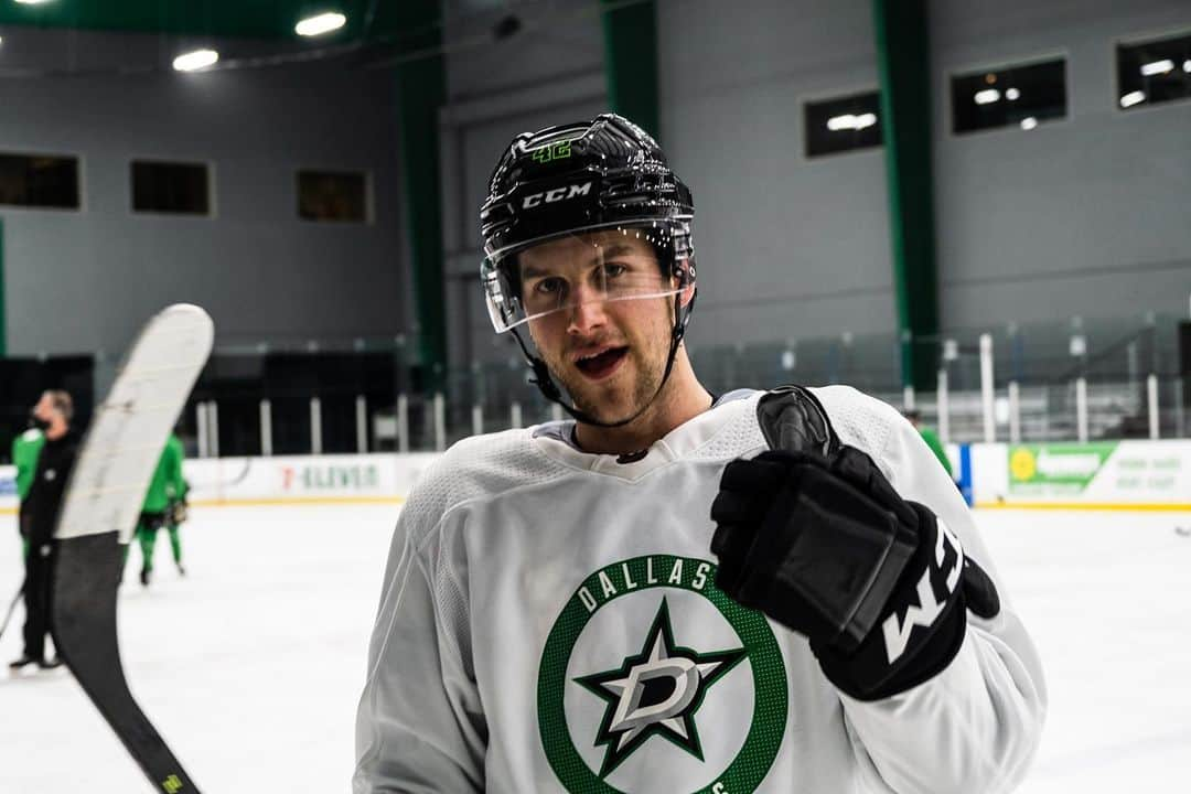 ダラス・スターズさんのインスタグラム写真 - (ダラス・スターズInstagram)「Practice vibes 👍  @officialslync #GoStars」2月20日 3時49分 - dallasstars