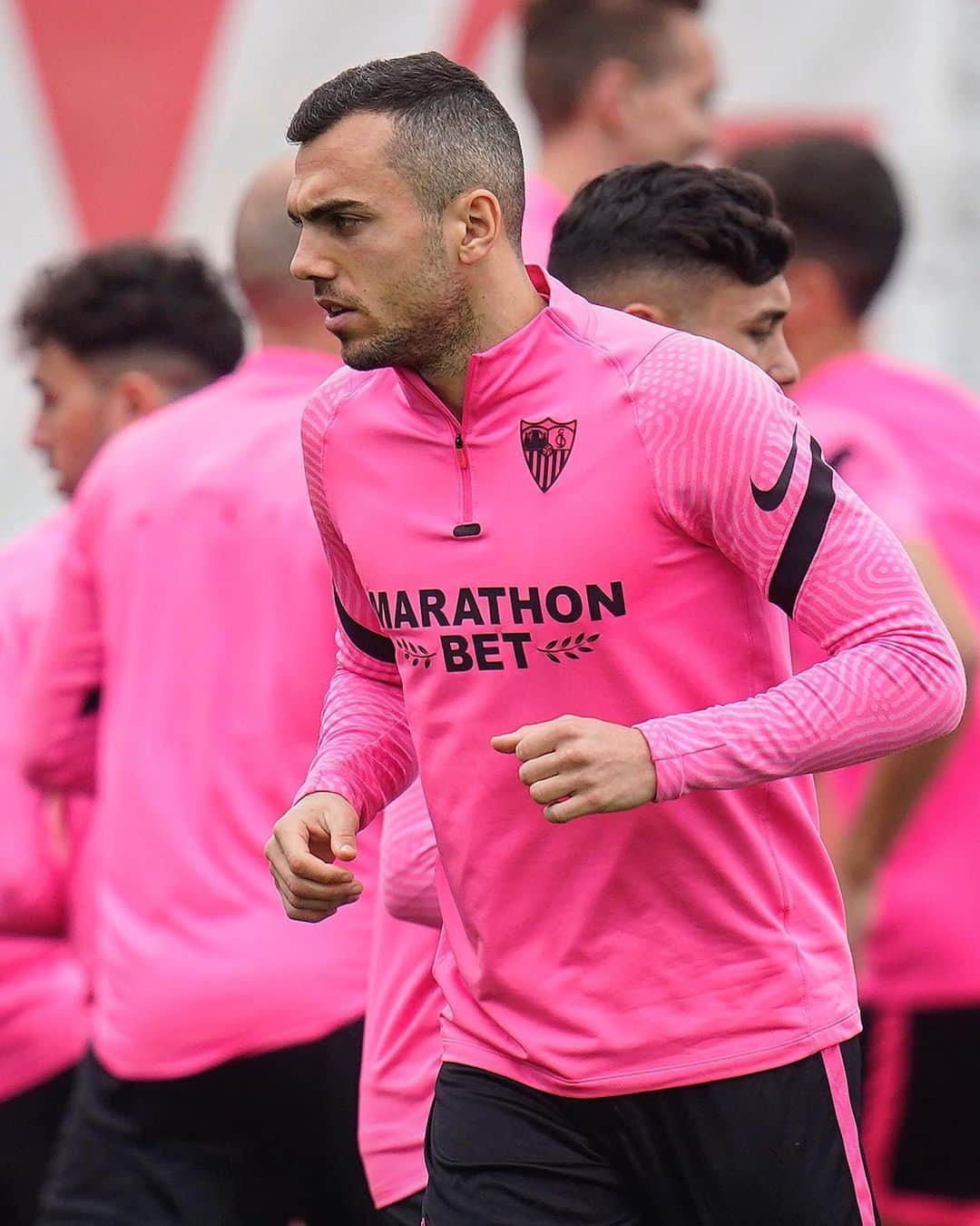 セビージャFCのインスタグラム：「👀🎯▶️ #OsasunaSevillaFC   #vamosmisevilla #laliga #training」