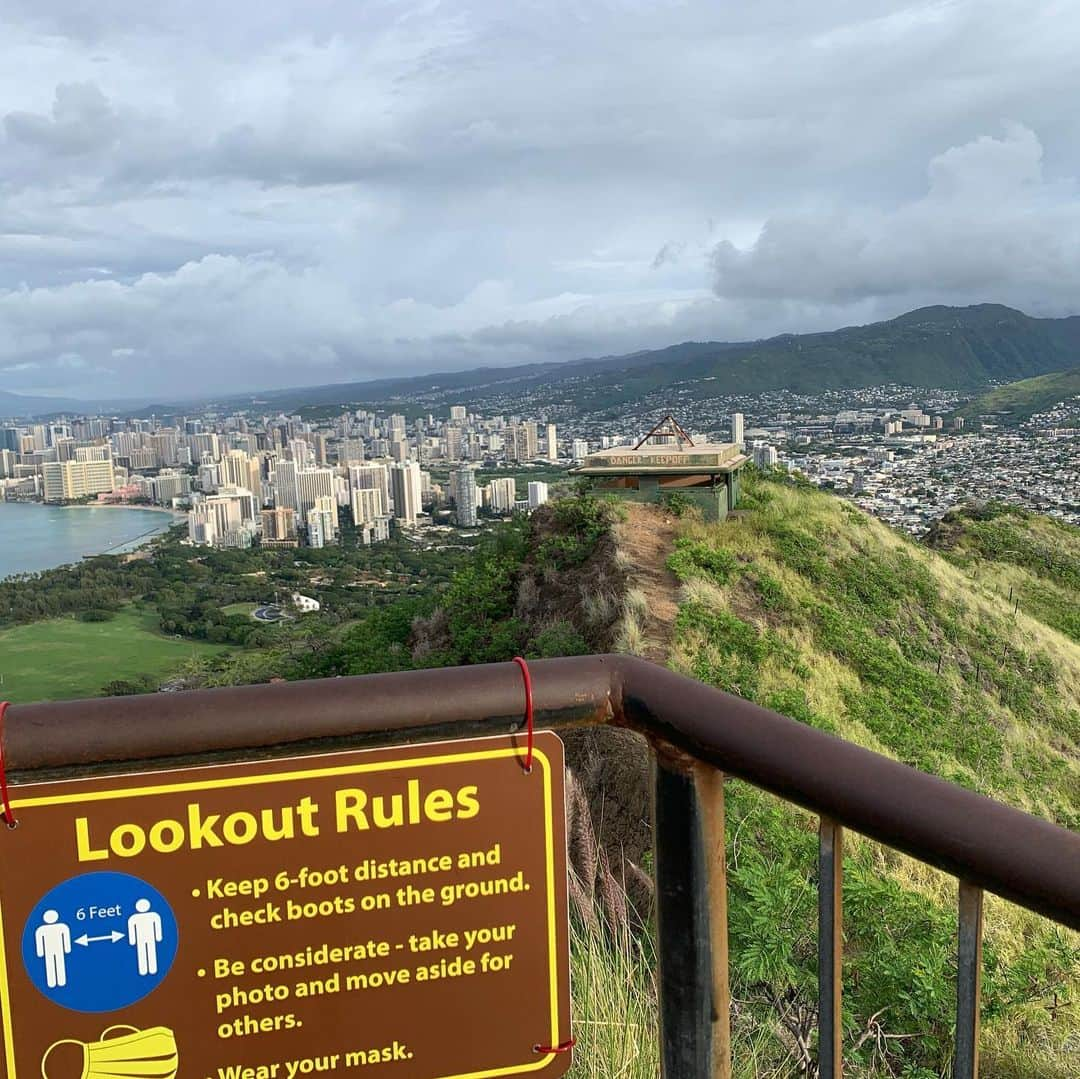 飯島寛子さんのインスタグラム写真 - (飯島寛子Instagram)「Good morning from Diamond head!! 最近恒例となった金曜日ダイアモンドヘッドゆるトレイルラン！  今日もよい日で God bless you & have a nice weekend 🤗  #朝活　#ダイアモンドヘッド #朝日　#サンライズ #祈り　#トレイル　 #ハワイ暮らし　#ワイキキ一望」2月20日 3時55分 - hirokoiijima