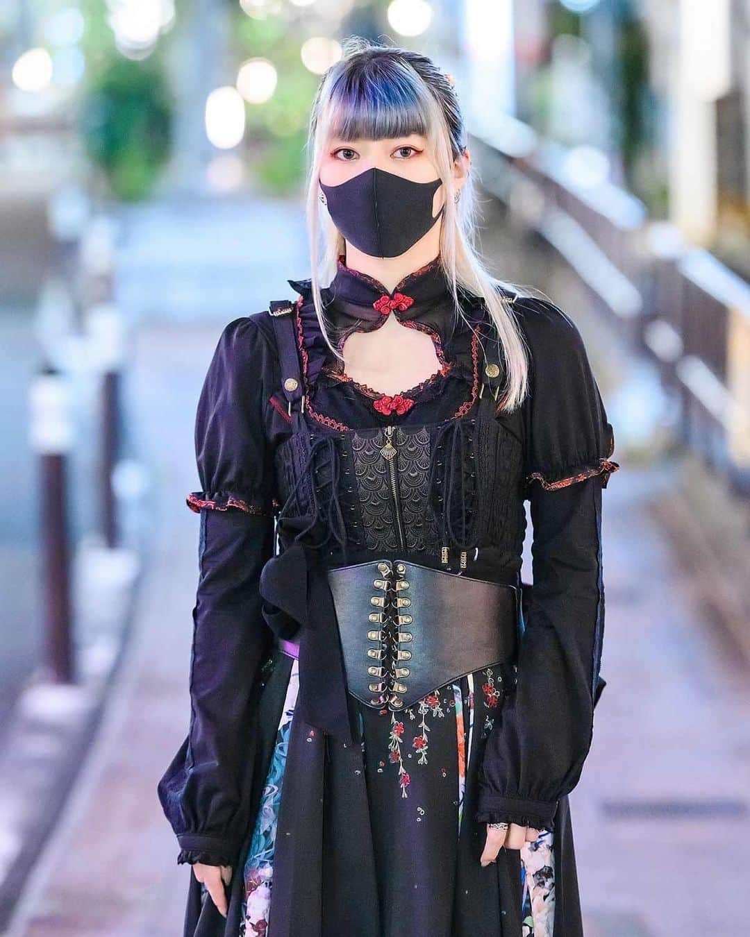 Harajuku Japanさんのインスタグラム写真 - (Harajuku JapanInstagram)「20-year-old Anemone (@__._anemone_.__) on Cat Street in Harajuku wearing a gothic meets kimono style by OzzOn Japan featuring layered ruffle tops, a corset over a floral panel skirt with large bow on the back, and Yosuke platforms with barbed wire.」2月20日 3時52分 - tokyofashion