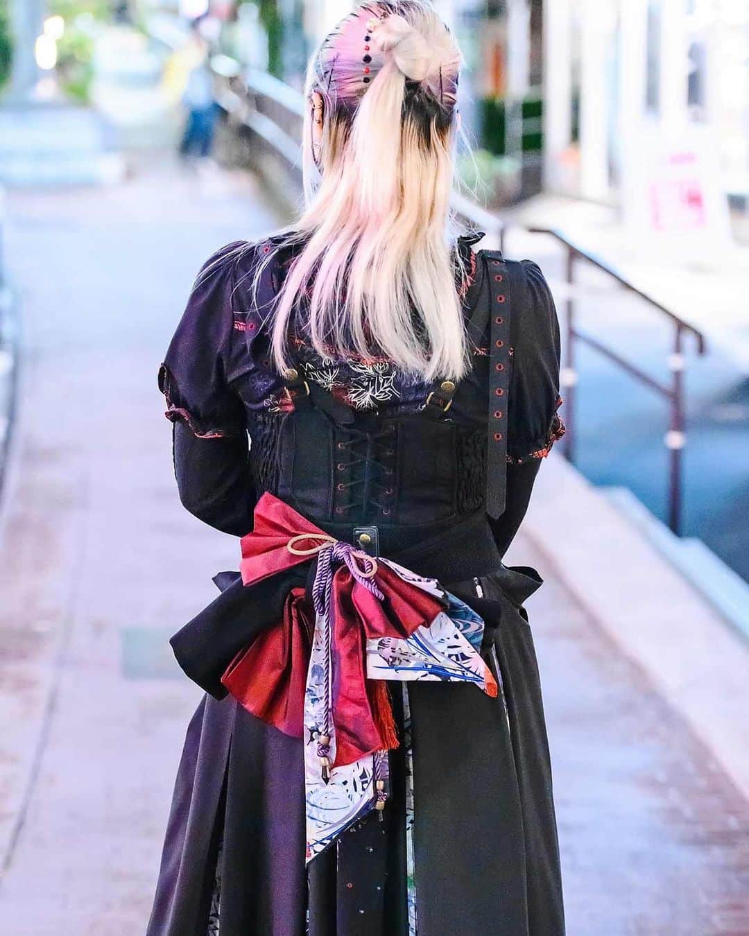 Harajuku Japanさんのインスタグラム写真 - (Harajuku JapanInstagram)「20-year-old Anemone (@__._anemone_.__) on Cat Street in Harajuku wearing a gothic meets kimono style by OzzOn Japan featuring layered ruffle tops, a corset over a floral panel skirt with large bow on the back, and Yosuke platforms with barbed wire.」2月20日 3時52分 - tokyofashion