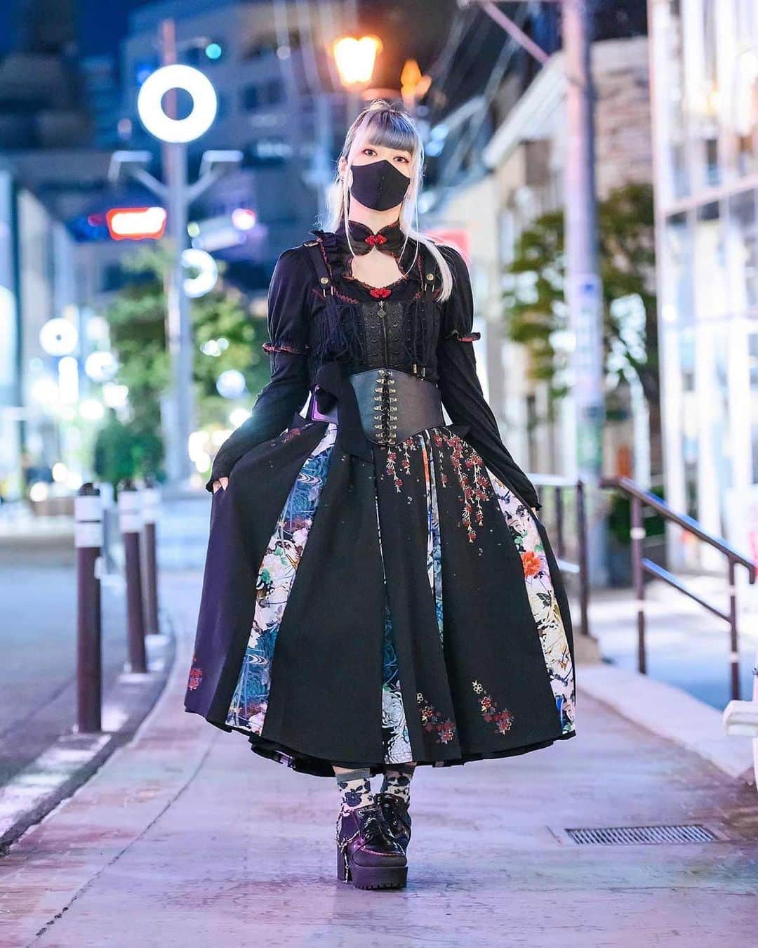 のインスタグラム：「20-year-old Anemone (@__._anemone_.__) on Cat Street in Harajuku wearing a gothic meets kimono style by OzzOn Japan featuring layered ruffle tops, a corset over a floral panel skirt with large bow on the back, and Yosuke platforms with barbed wire.」