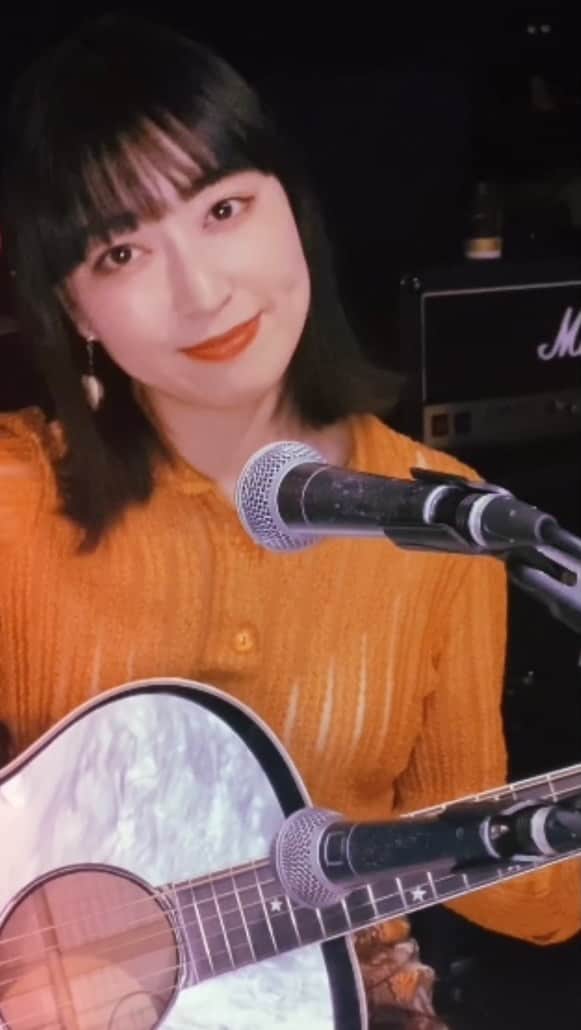 中里亜美のインスタグラム：「もうすぐ春ですね🌸 ぶりっ子しましたすみません  #春一番 #キャンディーズ #ギター練習中 #ギター練習部屋 #アコギ女子 #中里亜美」
