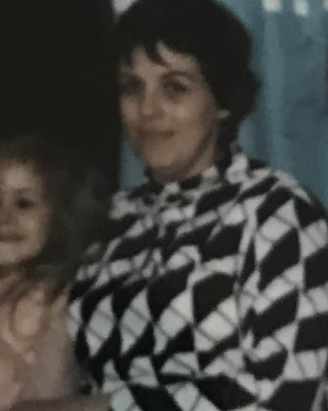 ジュリア・ロバーツのインスタグラム：「💜 Me and my sweet Mama  #callyourmama☎️♥️」
