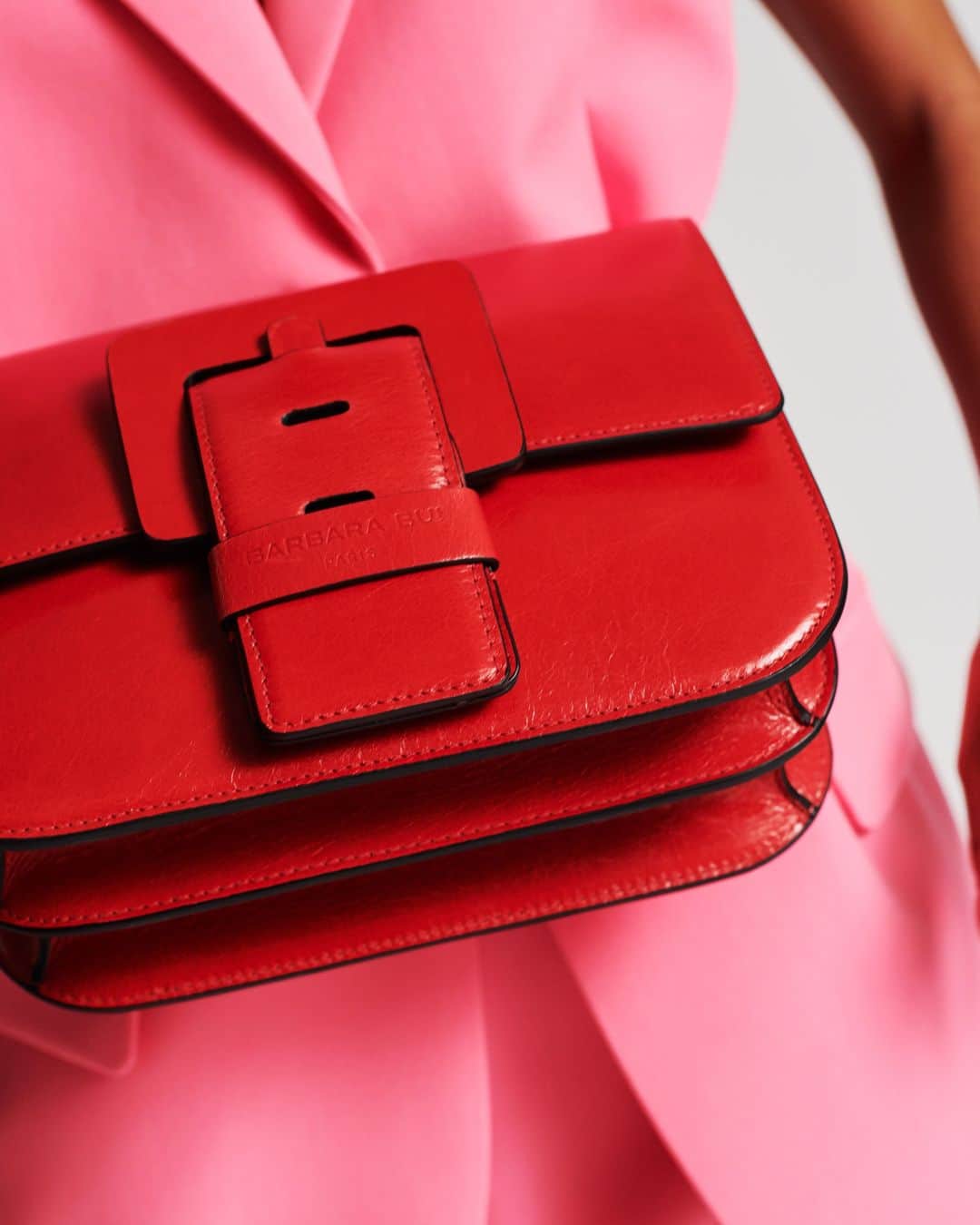 バルバラ ビュイのインスタグラム：「RED DINGUE !⁣ Discover the "Touch Me" summer shades, now online and in stores.⁣ photo - @ecoutecherie⁣ model - @inesosd⁣ #barbarabui #ss21 #bag #signature #leather #colors」