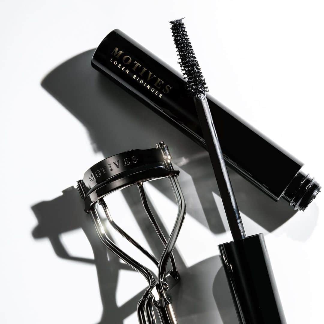 Motives Cosmeticsのインスタグラム：「3 tips to beautiful lashes🖤⬇️  🖤 Lift and curl your lashes before applying mascara with our Motives Eye Lash Curler 🖤 Prime those babies with our Motives Lash Primer that helps mend dry lashes for full, extended wear 🖤 Give your lashes (and brows) a boost with Motives Lash Extend  Explore all our lash products and live your lash dreams by visiting motivescosmetics.com #linkinbio ✨ #NationalLashDay #motivescosmetics   #longlashes #mascara #eyelashgoals #lashgoals」