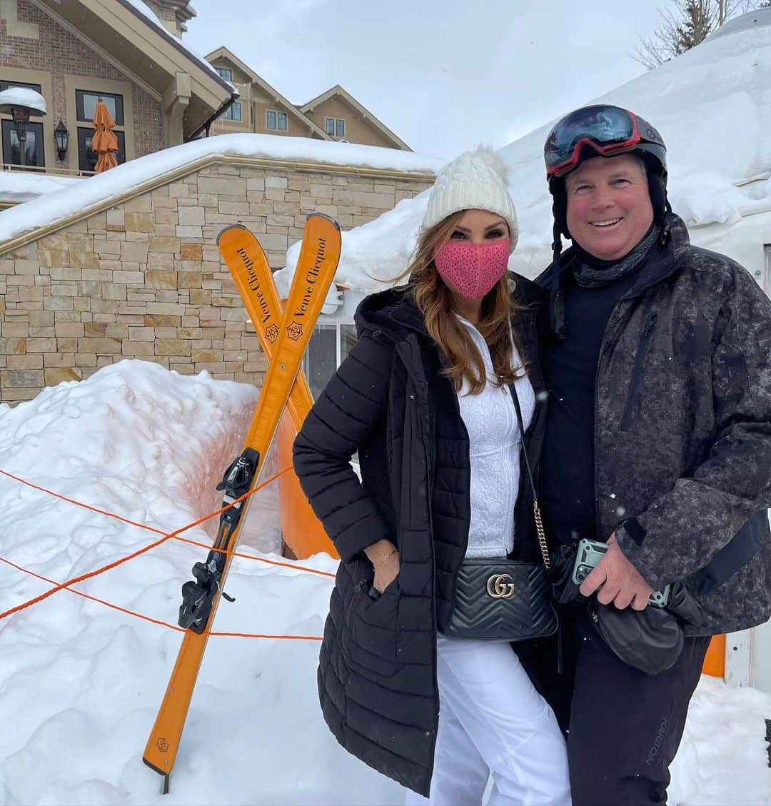 ヘザー・マクドナルドのインスタグラム：「A Heather #ski dream come true at the @veuveclicquotusa @montagedeervalley go to my stories for more on the cutest boozing ski experience ever! #juicyscoop」