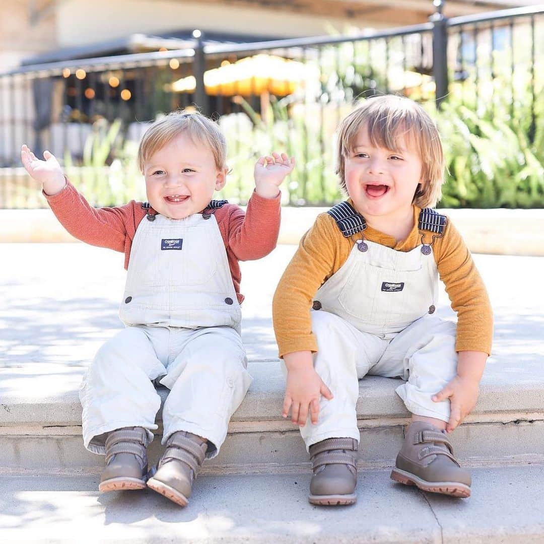 オシュコシュのインスタグラム：「Hands up 🙌 if you're as excited for the weekend as these #oshkoshkids 📷: @ourjudah」