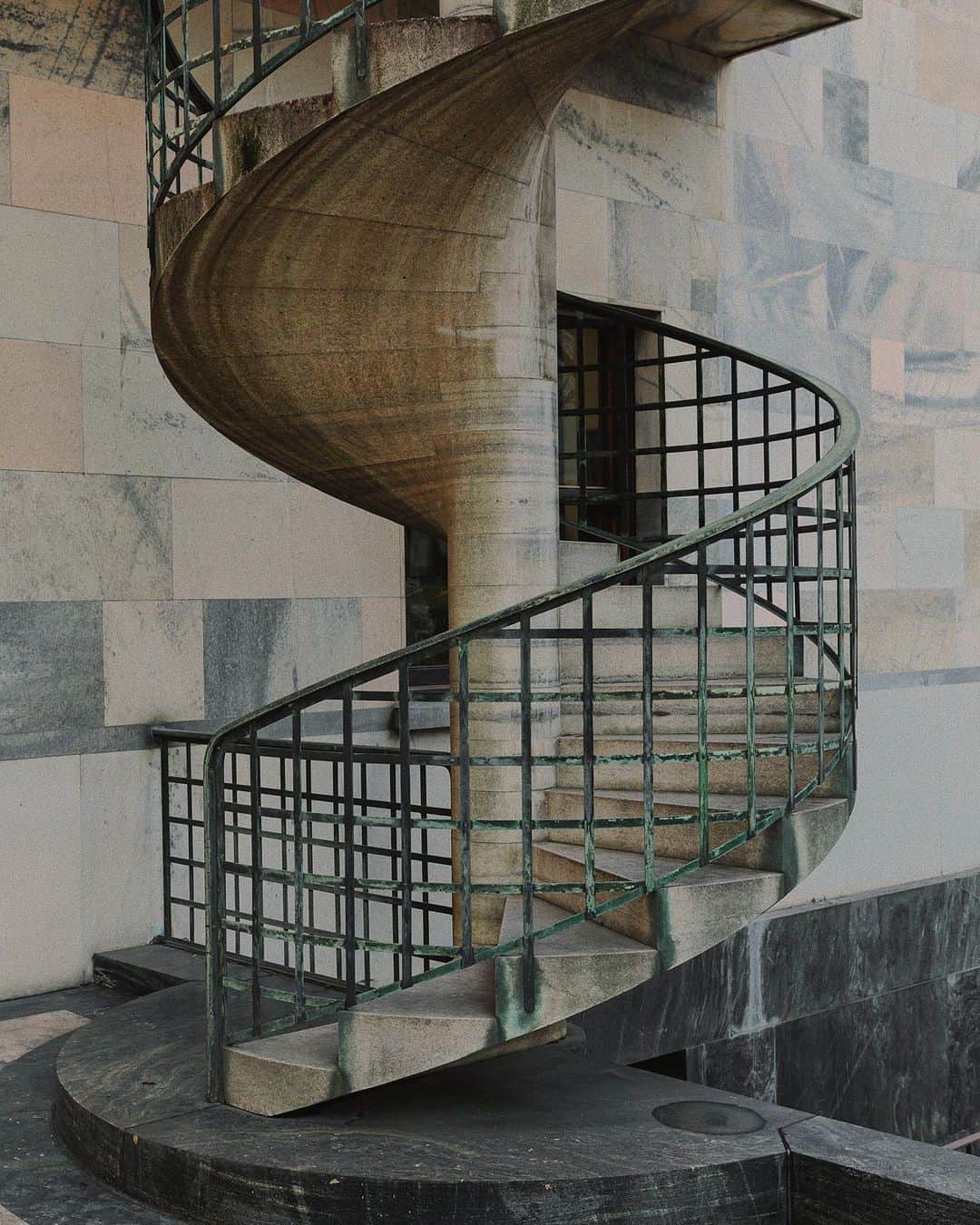 C E R E A Lのインスタグラム：「Through the ground floor windows of Casa Corbellini-Wassermann, a corkscrew staircase can be glimpsed curling from the terrace to the first floor, designed by Piero Portaluppi alongside Milanese architecture firm BBPR Studio. The staircase was installed at the home after being exhibited in 1933 at the Triennale Design Museum in a show dedicated to residential architecture, a reminder of the strict modernist edicts under which Portaluppi built, and an example of the building styles in which contemporary architects were, piece-by-piece, remaking the city.  Between Past and Future: Massimo De Carlo Gallery, Milan  Read the full story via the link in bio.  📷: @_marinadenisova_ 🖊: @lauramaytodd  #massimodecarlogallery #milan」