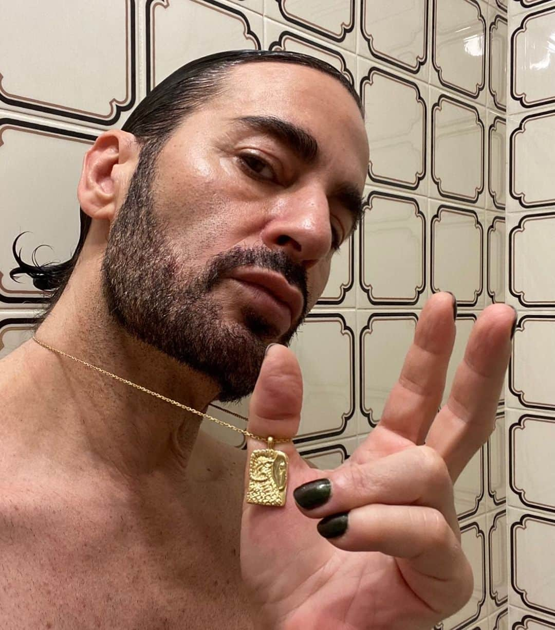 マーク・ジェイコブスさんのインスタグラム写真 - (マーク・ジェイコブスInstagram)「All showered and clean. And, still an Aries thru and thru.   Thank you @davidwebbjewels   #starsign #snowday #timetogetmylazyassdressed #gratefulnothateful」2月20日 4時21分 - themarcjacobs