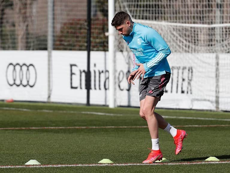 フェデリコ・バルベルデさんのインスタグラム写真 - (フェデリコ・バルベルデInstagram)「No veo la hora volver 👊🏼💪🏼 #HalaMadrid」2月20日 4時21分 - fedevalverde